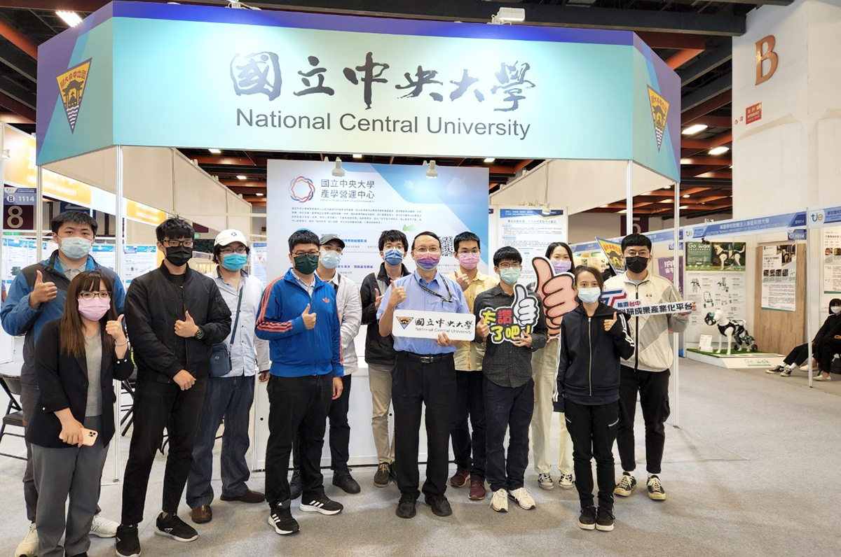 中央大學主任秘書周立德到場鼓勵師生團隊,為大家的熱情蓄積了更多研發動能。照片產學營運中心提供