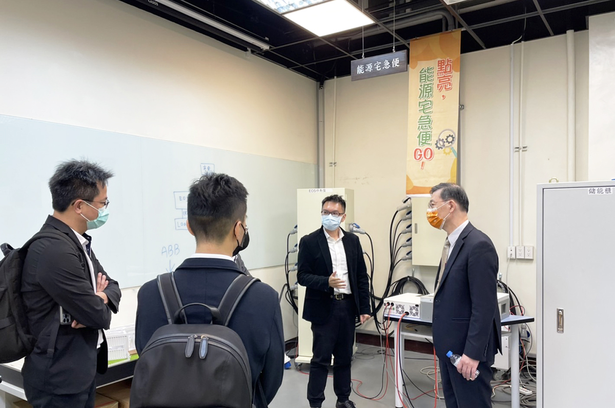 會後參訪,中央大學電機系陳正一副教授介紹由實驗室改建之「能源宅急便」。莊雅萍攝