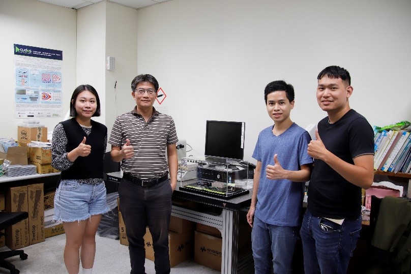 中央大學光電系「非線性積體雷射光學實驗室」團隊長期深耕,奠定堅實的基礎實力。陳如枝攝