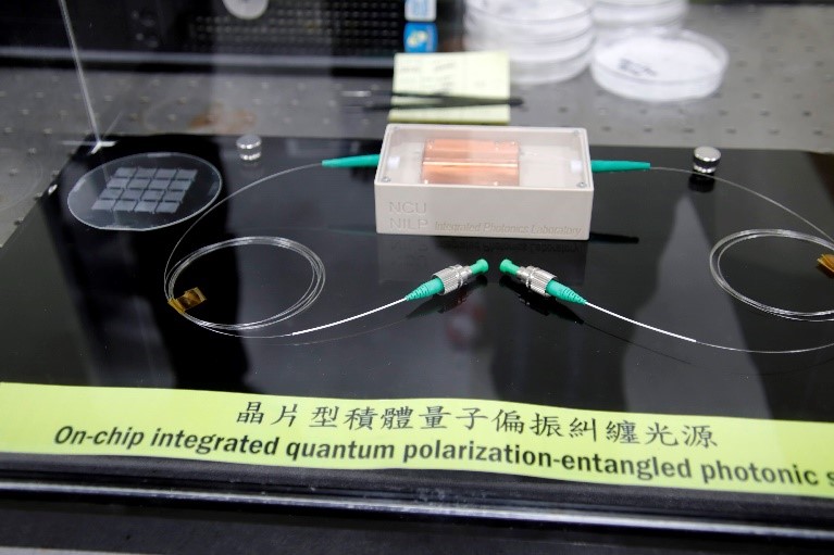 陳彥宏教授團隊在國科會萌芽計畫的支持下研發出的晶片型積體量子偏振糾纏光源雛型。陳如枝攝