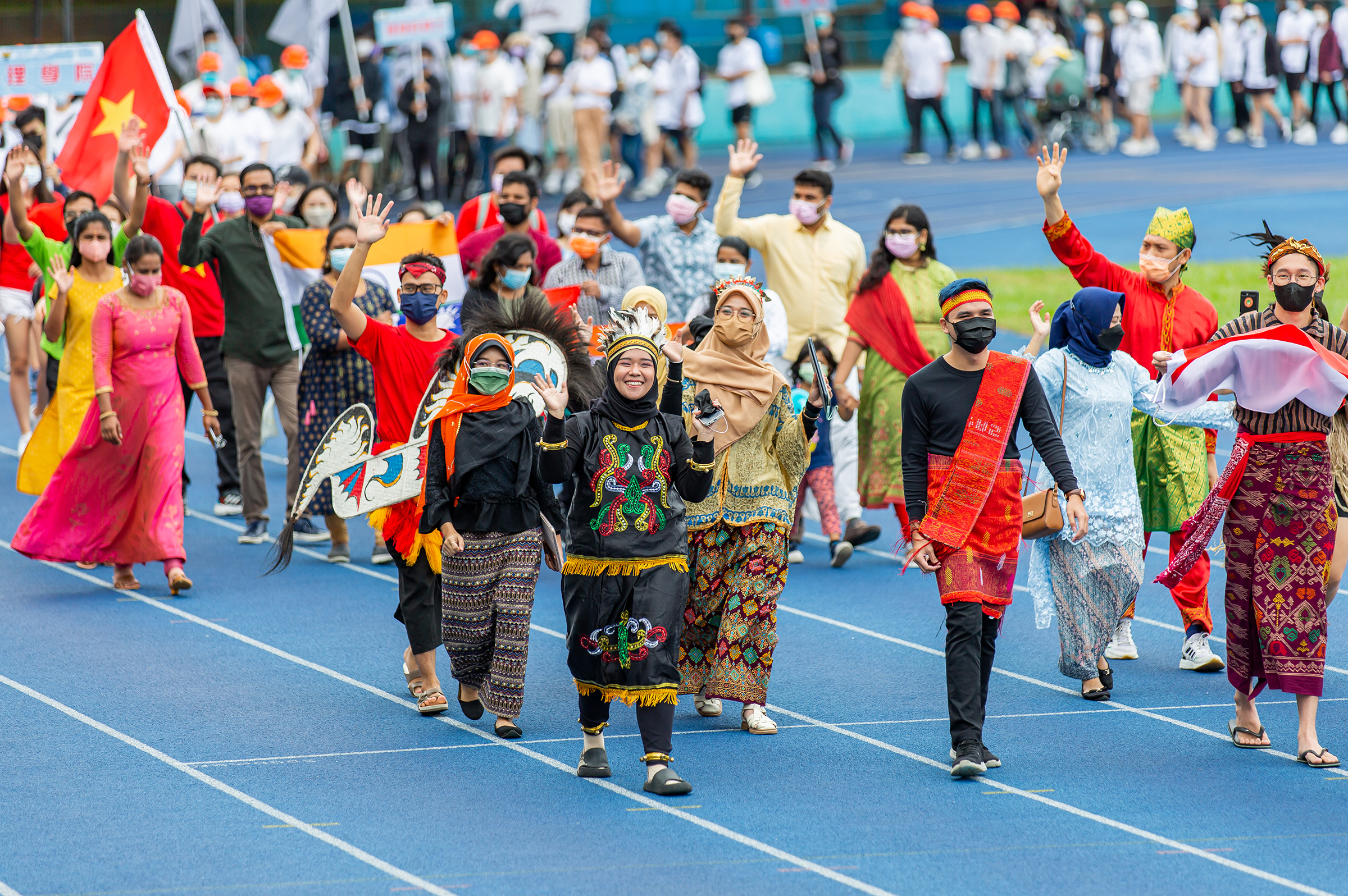 中央大學111年全校運動會開幕式，國際學生身著傳統服飾入場，展現中大多元特色與熱情活力。郭時昇攝