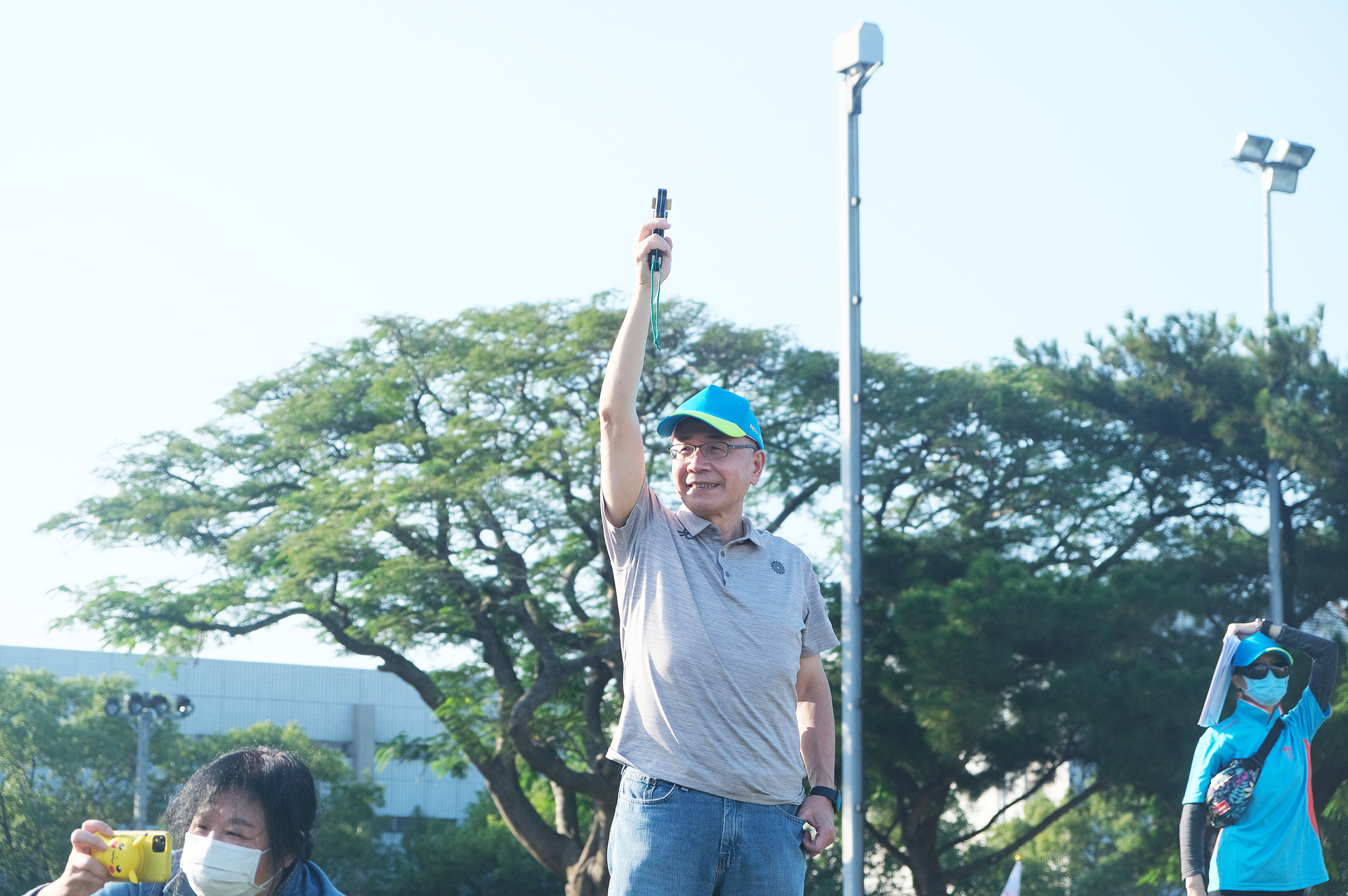 校運會拔河三場冠亞軍賽,均由校長周景揚鳴槍登場。廖旌旭攝