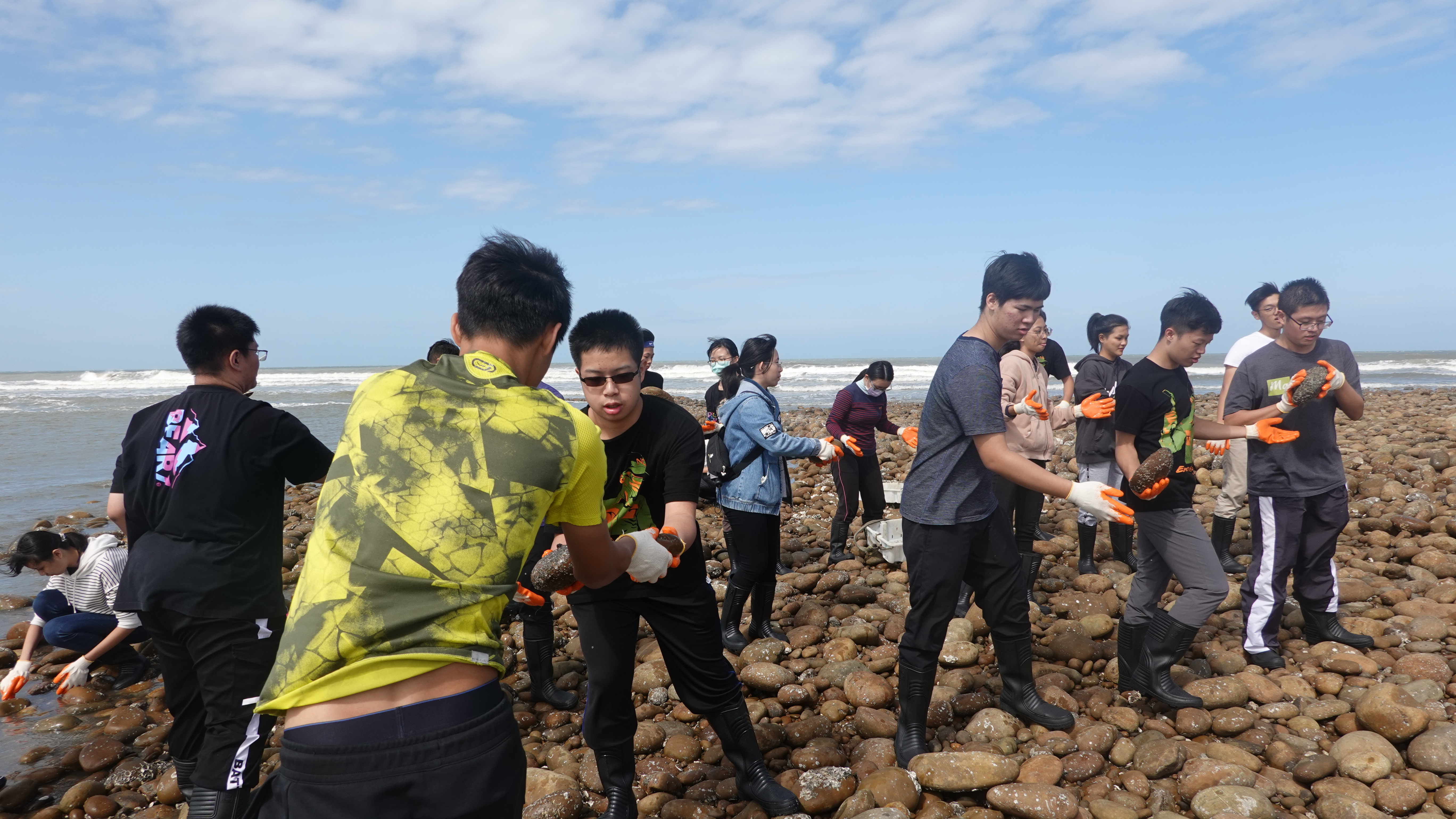 Every year, about 80 teachers and students are engaged to assist the local elders in the fall and winter in the construction of the stone weir. Photo by College of Earth Sciences