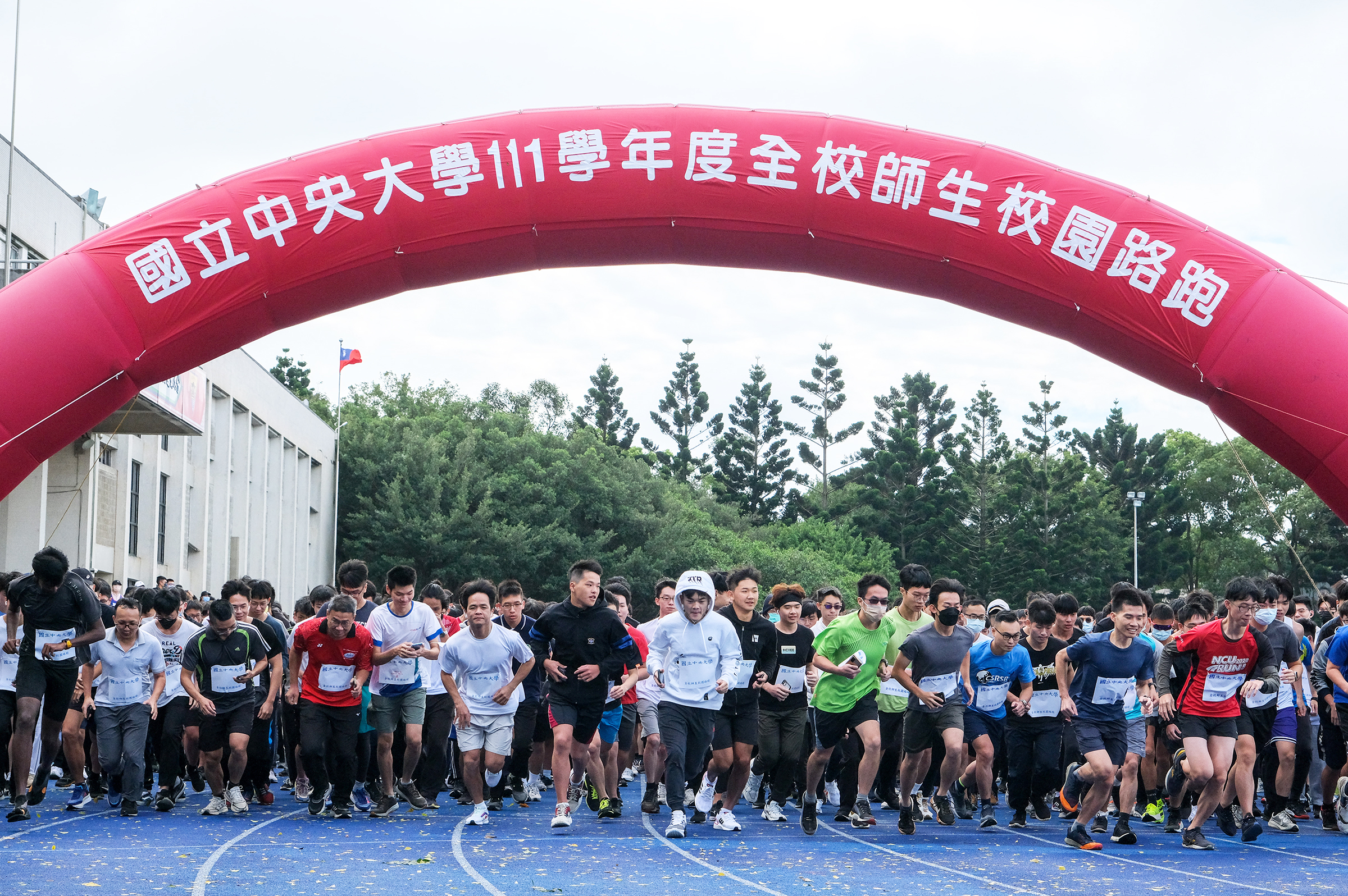 戶外口罩解封,加上天公作美,中央大學111學年度全校師生校園路跑有近2000名師生熱情響應。黃鈞蔚攝