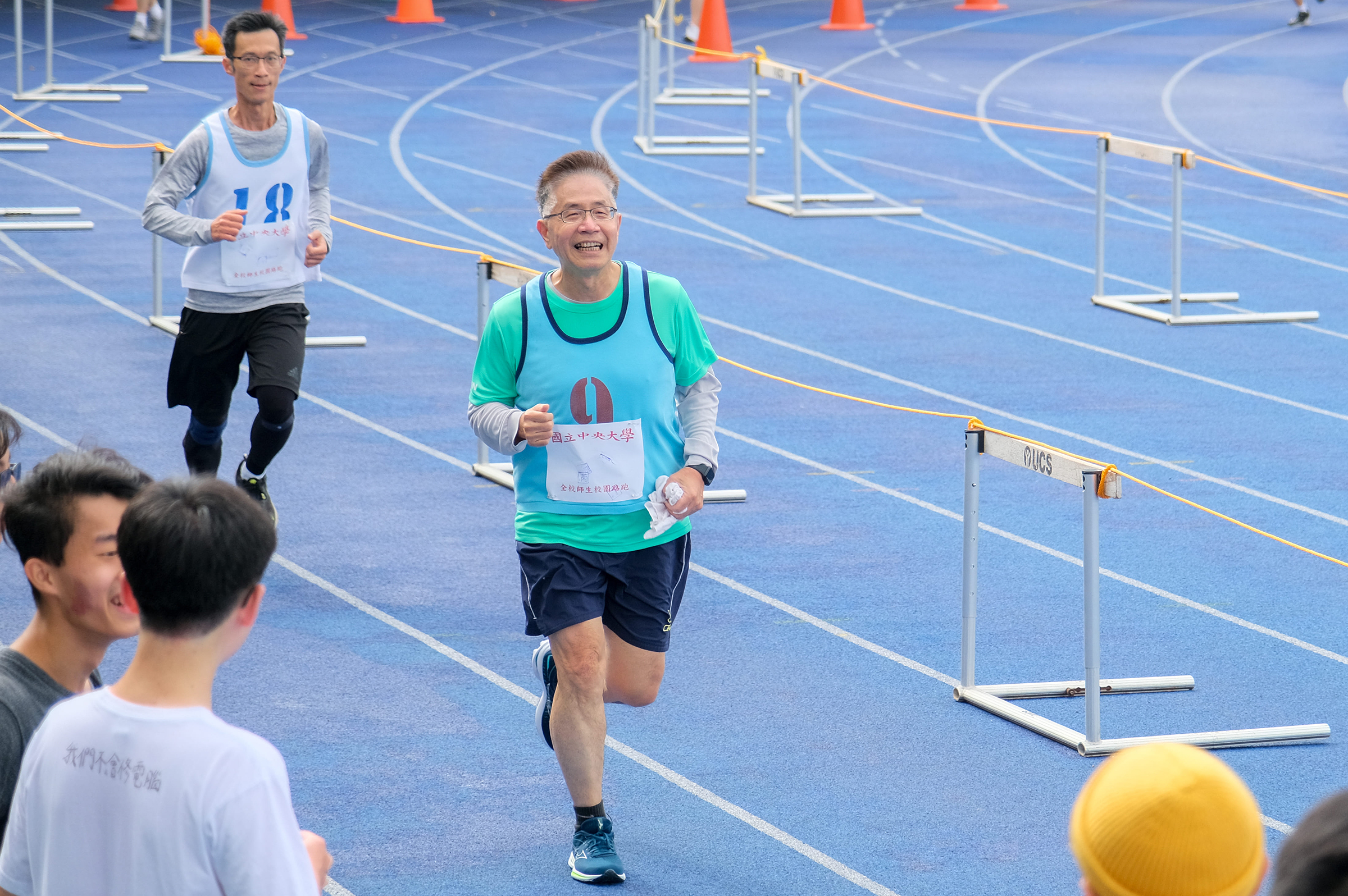 百忙之中參與校園路跑的中央大學周景揚校長，很開心與師生一同路跑。黃鈞蔚攝