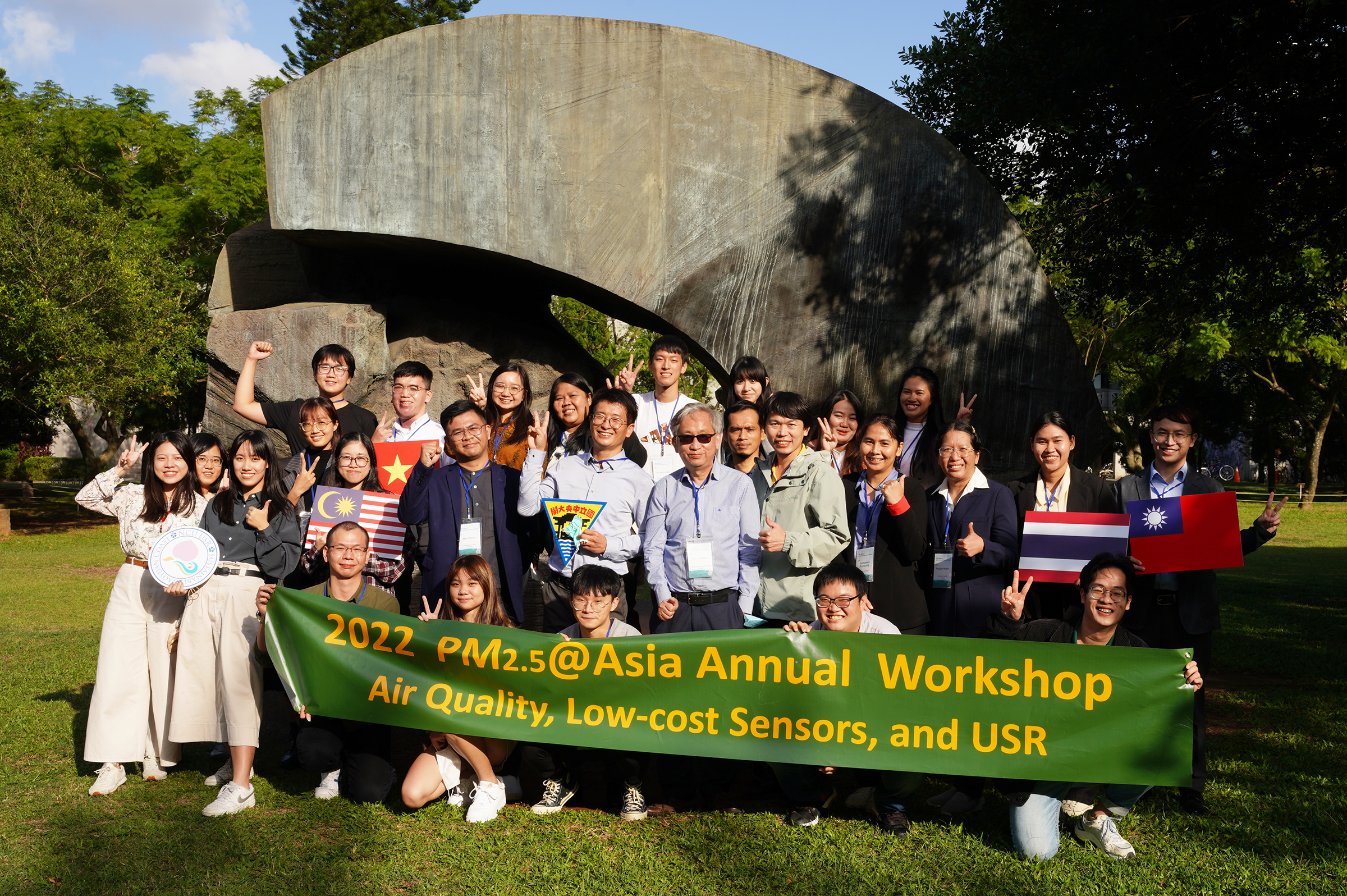 國際工作坊與會人員於中央大學太極銅雕前合照。照片大氣系提供