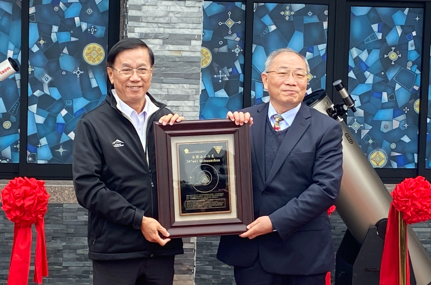 顏上堯副校長代表中央大學致贈銘板給南投縣縣長林明溱,希望能將合歡山之美登上太空。南投縣觀光處提供