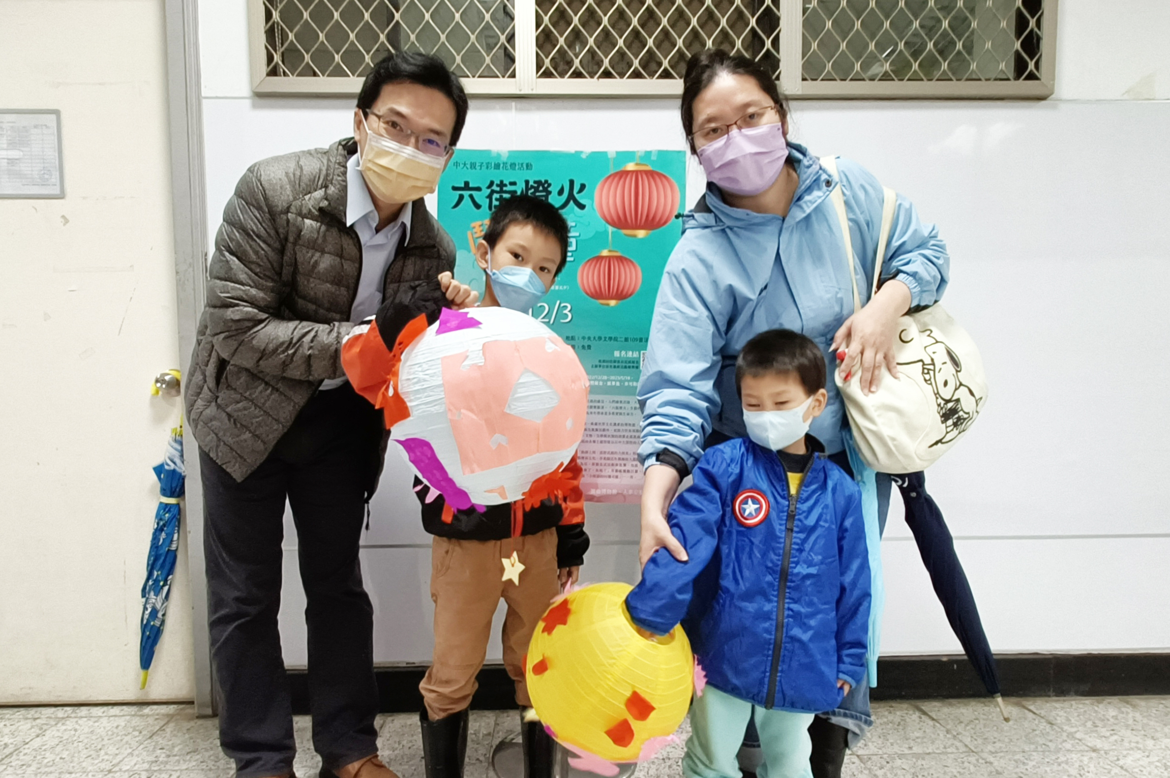 中大親子彩繪燈籠活動,寓教於樂,吸引許多中大家庭報名參加。照片人文藝術中心提供