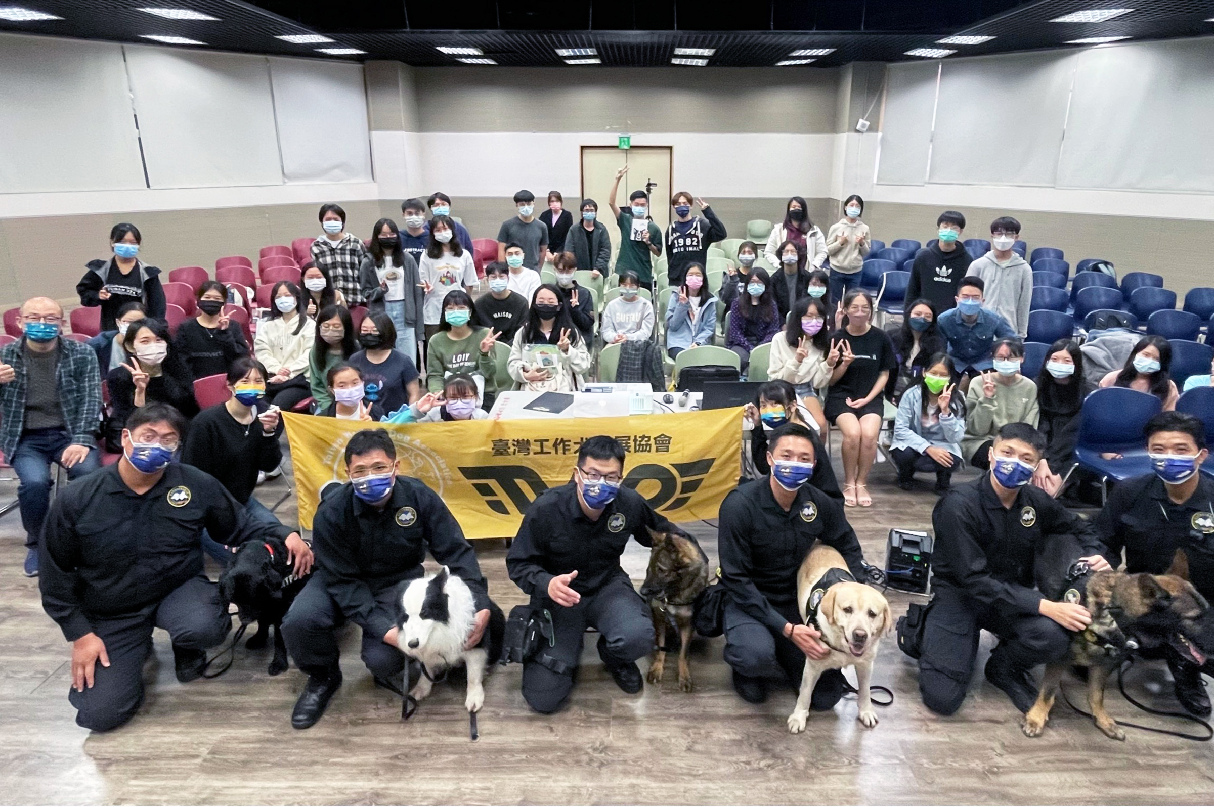 服務學習發展中心辦理工作犬系列講座,工作犬發展協會與新北市政府刑事警察大隊警犬隊率領警犬現場示範,吸引眾多同學參加。 劉碩恩攝