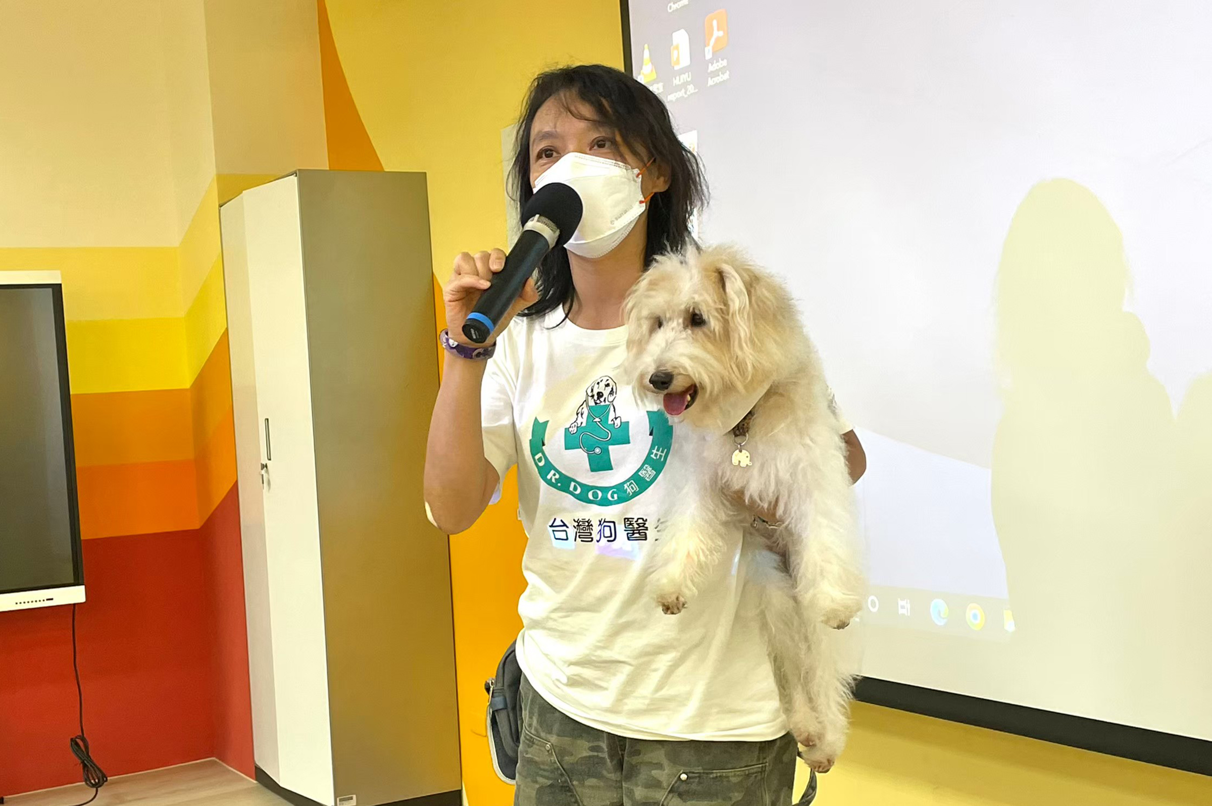 台灣狗醫生講師分享狗醫生如何以遊戲、親密互動陪伴病友、銀髮族。陳嬿如攝