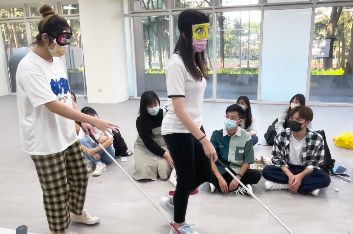 同學使用白手杖走直線,模擬視障者生活。陳嬿如攝