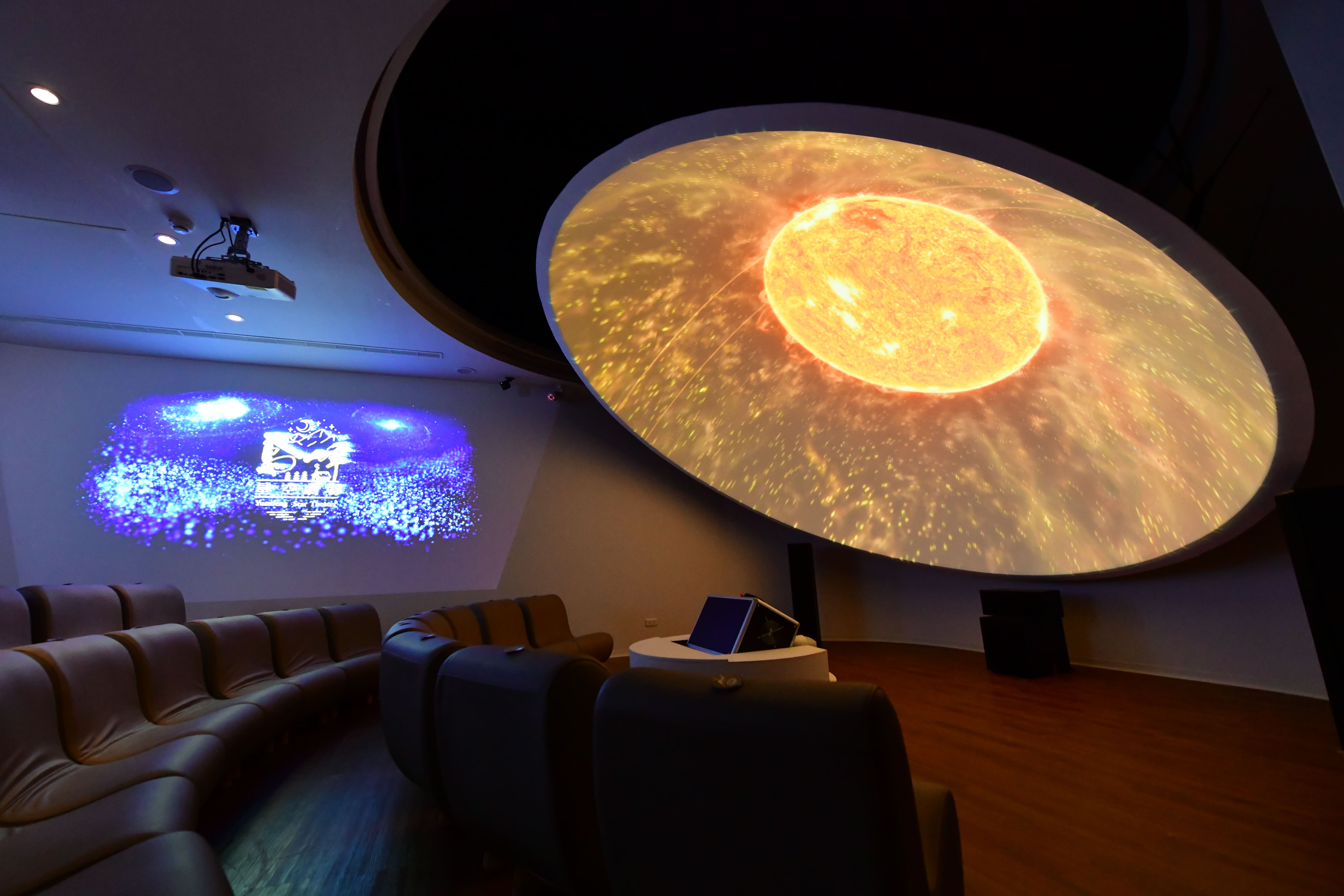 鳶峰星空劇場是個梯次型的互動劇場，有如一座電影院，並採用天文教學的專業系統-星象儀，搭配直徑四米的圓頂訂製投影幕，讓民眾能有更完整的體驗。南投縣觀光處提供