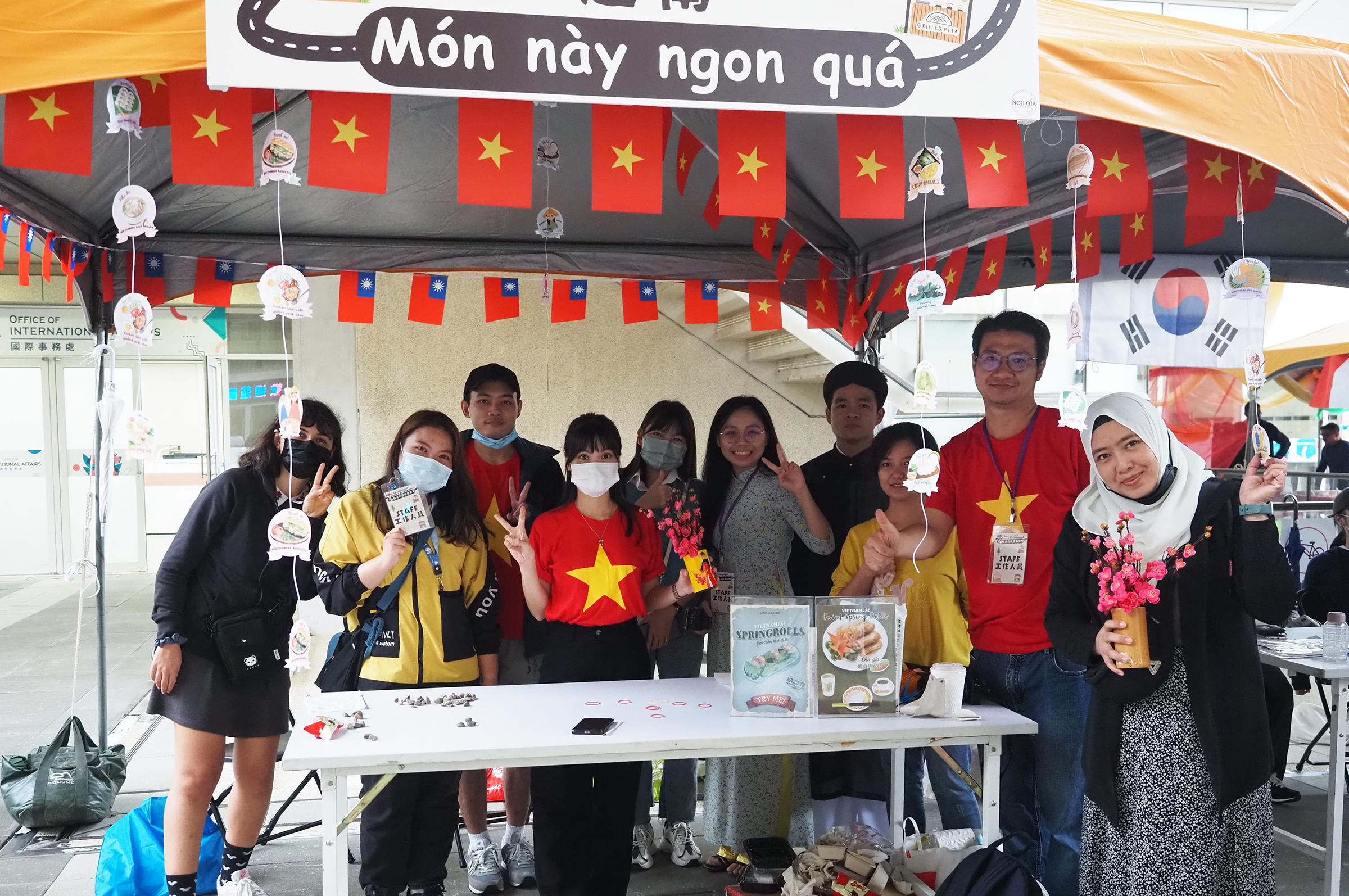 國際學生準備最具代表性的國家美食。照片國際處提供 國際學生準備最具代表性的國家美食。照片國際處提供