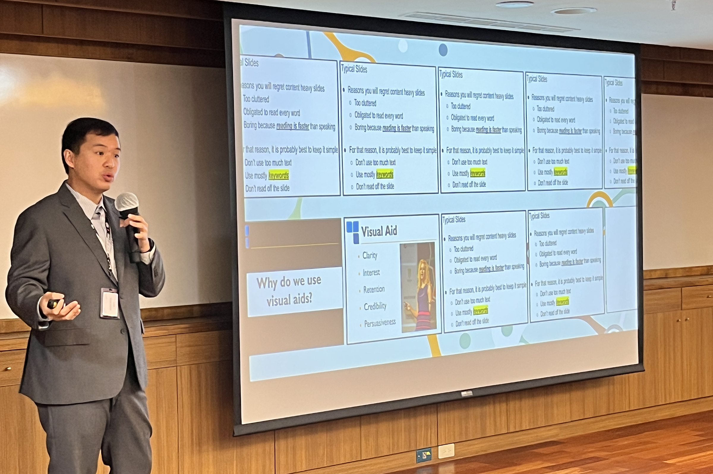 學術交流基金會駐中大美籍助教Mike Wong帶來一場精采的演說Reaching Your Audience:Tips on How to Make Understandable Presentations。照片語言中心提供