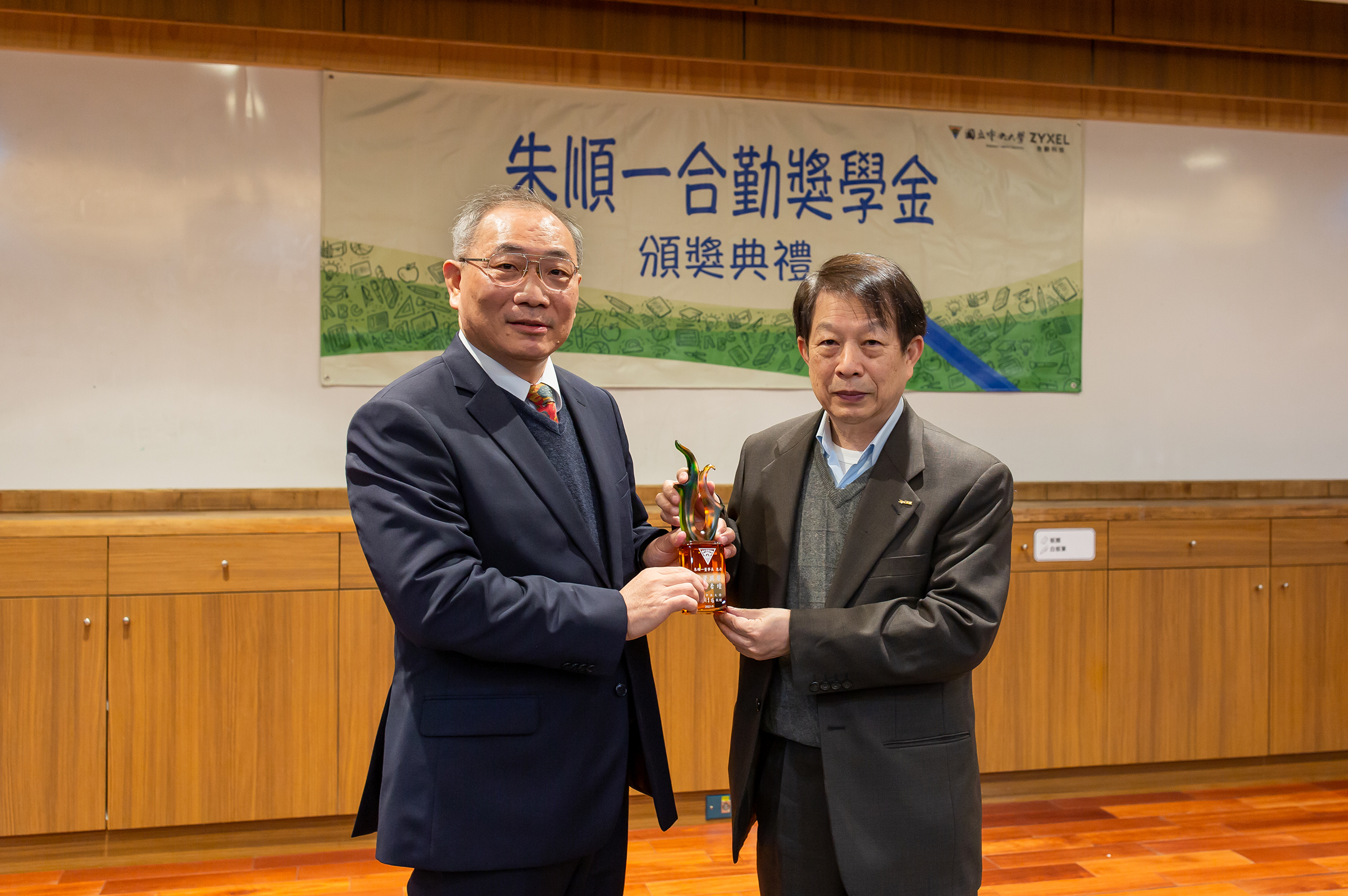中央大學副校長顏上堯（左）向合勤科技朱順一董事長（右）獻上感謝，感謝他長期嘉惠學子。郭時昇攝