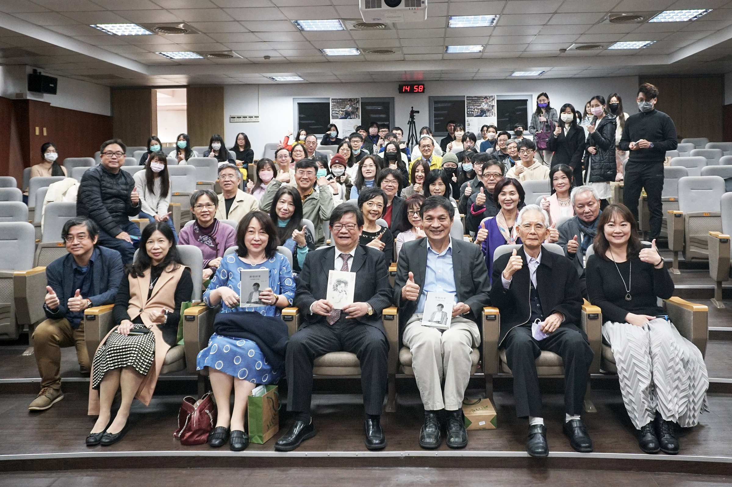 人文藝術中心、圖書館、文學院和中文系共同為其舉辦「李瑞騰七秩著作展暨新書發表會」，場面溫馨。照片人文藝術中心提供