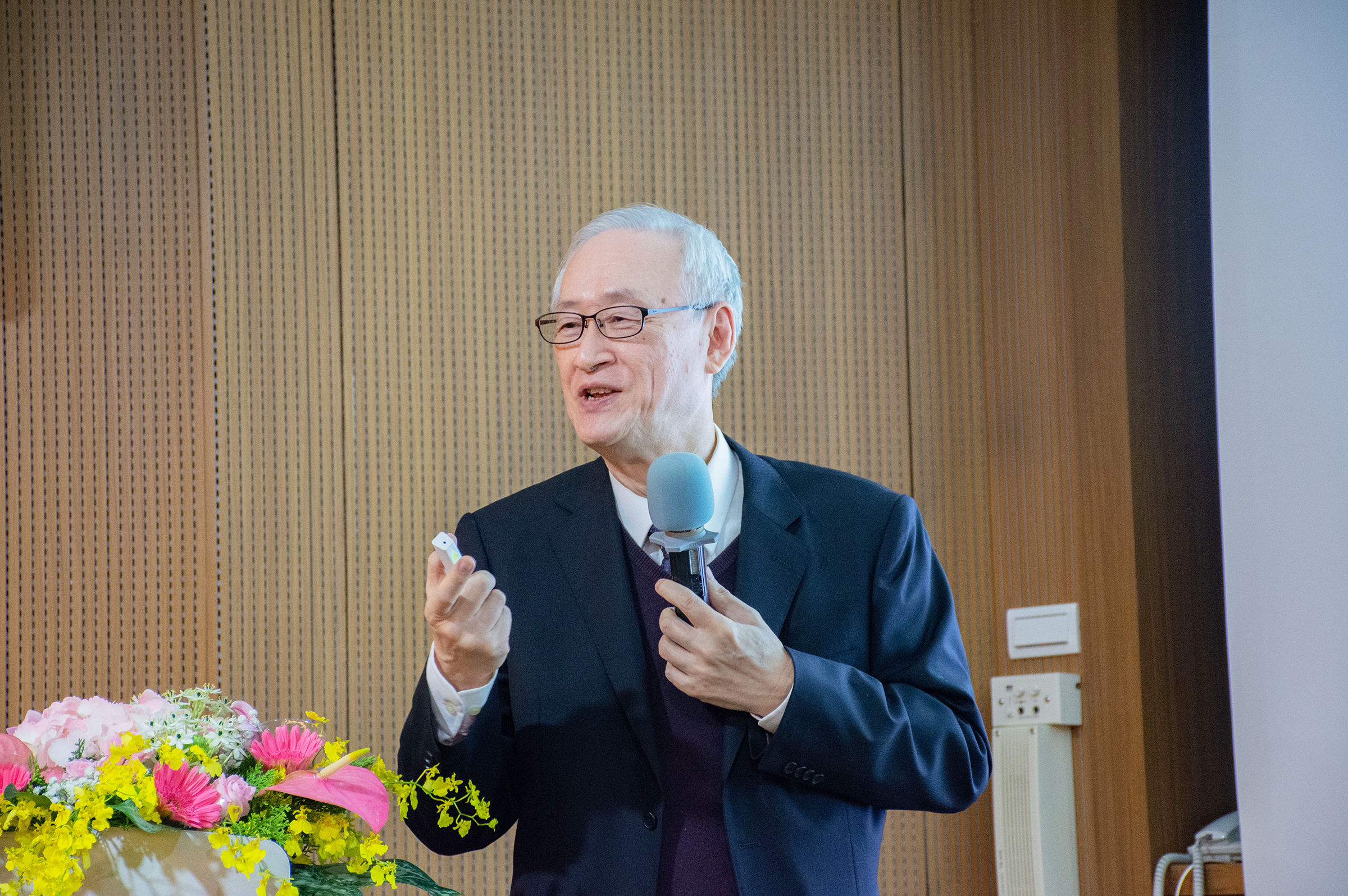 在中央大學服務24個寒暑的李光華副校長明年二月即將榮退，對中大的貢獻功不可沒。白立行攝