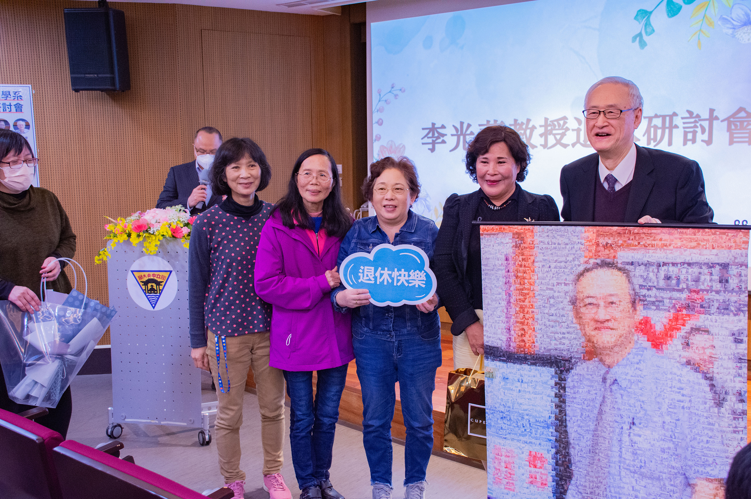 教務處特別將李光華教授七年教務長任內精選出550張照片,拼湊出李副校長的蒙太奇特寫掛畫,讓人眼睛為之一亮。林貴情攝