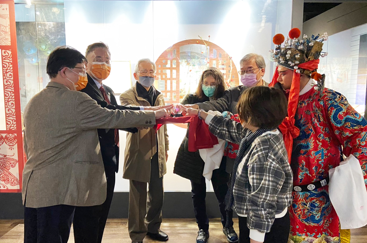 中央大學師長進行點燈儀式,齊心為中大祈福。照片人事室提供