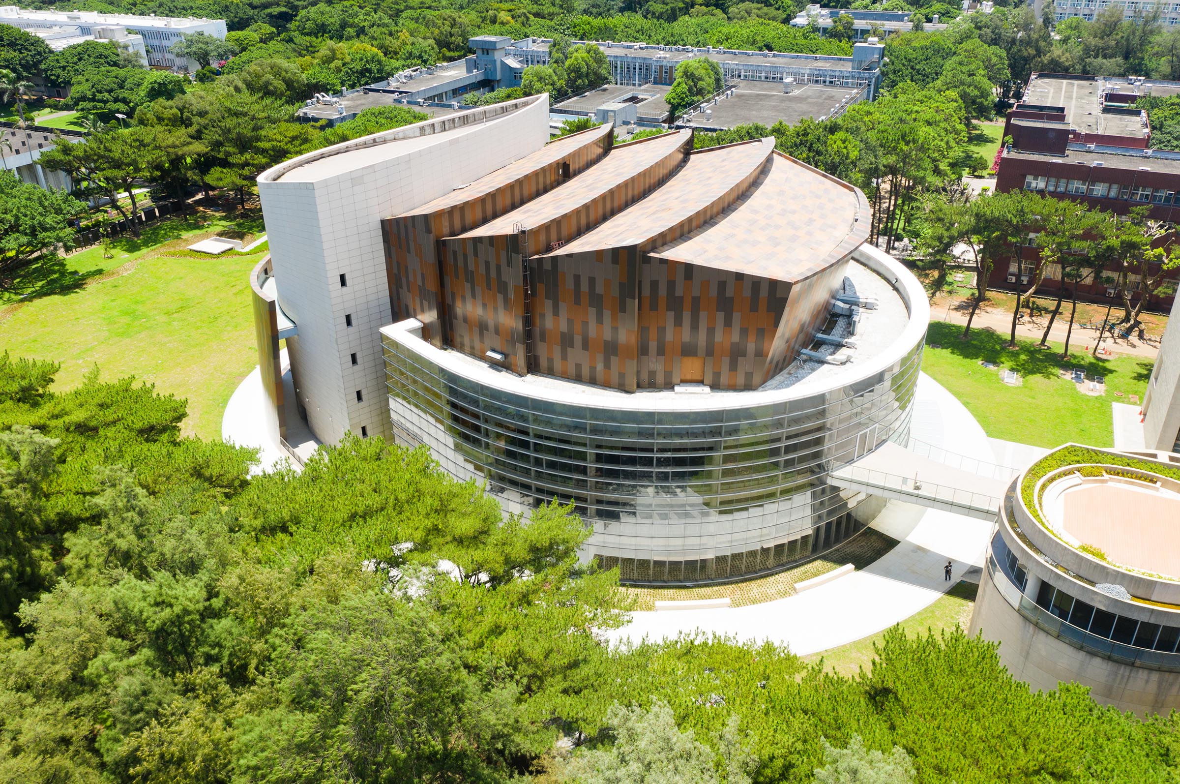 中央大學以「松」為精神象徵,大禮堂外觀藉由「松之果」孕育智慧種子之意,作為概念發想。照片秘書室提供