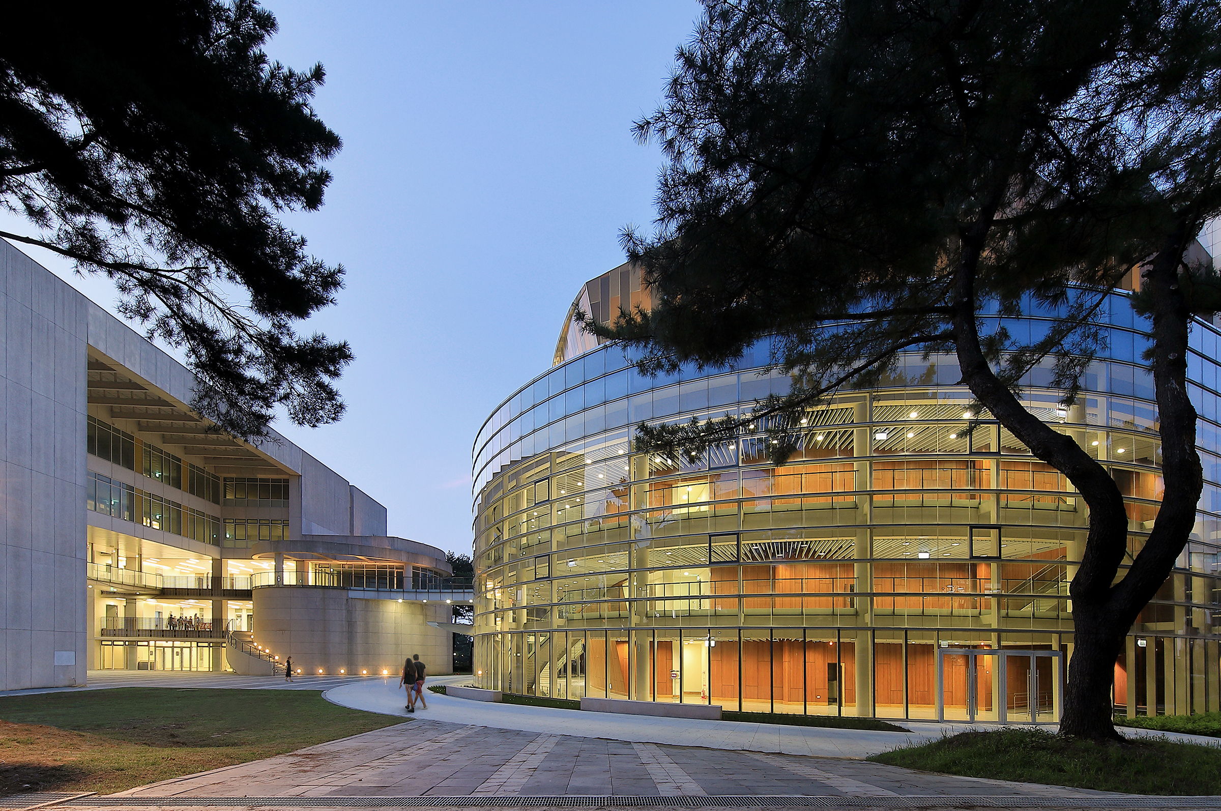 雍容渾圓的中央大學大禮堂榮獲雙項國際獎項，建築設計受到國際肯定。照片JJP潘冀聯合建築師事務所提供