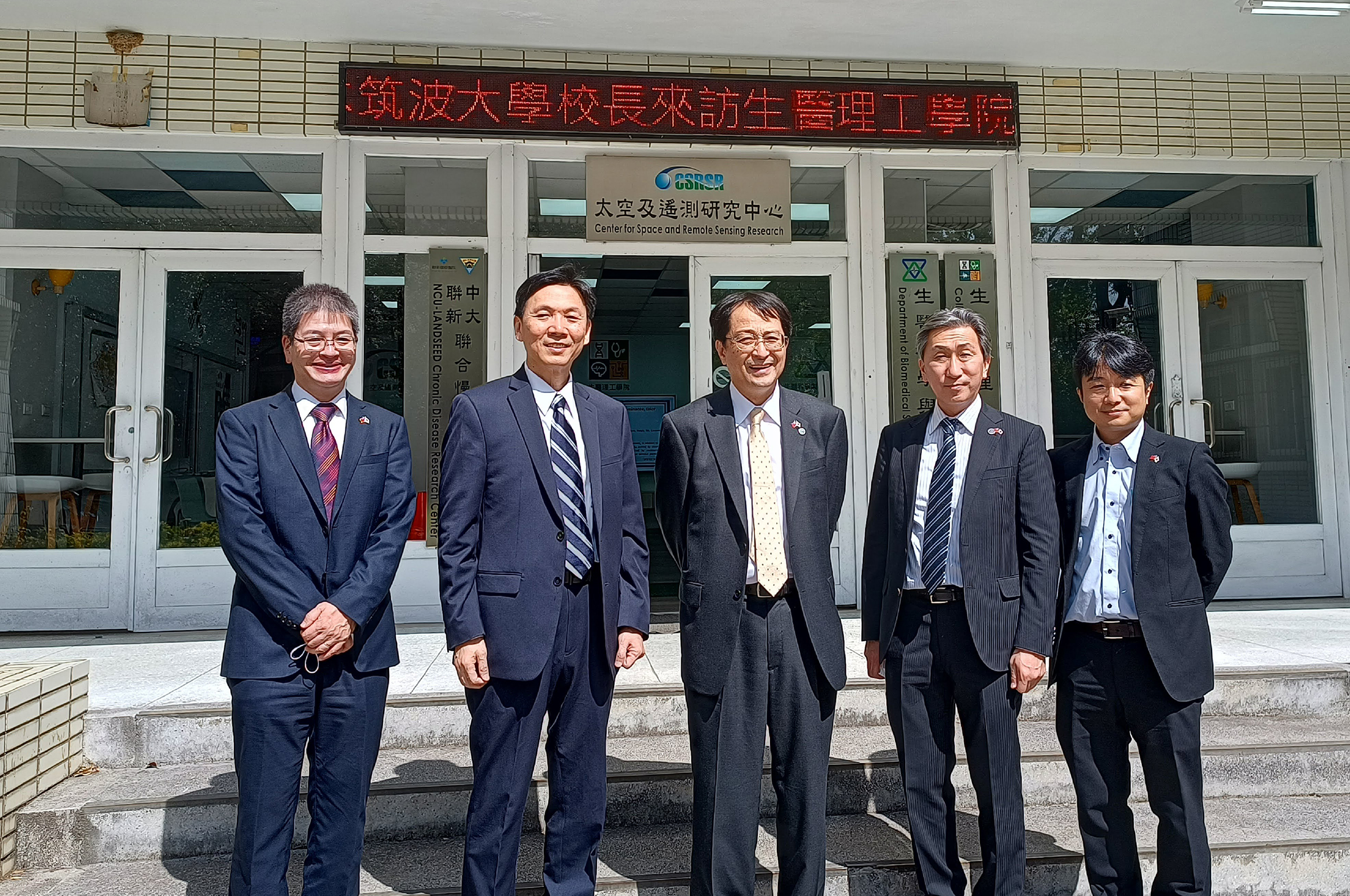 日本筑波大學校長永田恭介一行參觀中央大學生醫理工學院的實驗室,希望未來建立共同合作的橋樑。照片國際處提供