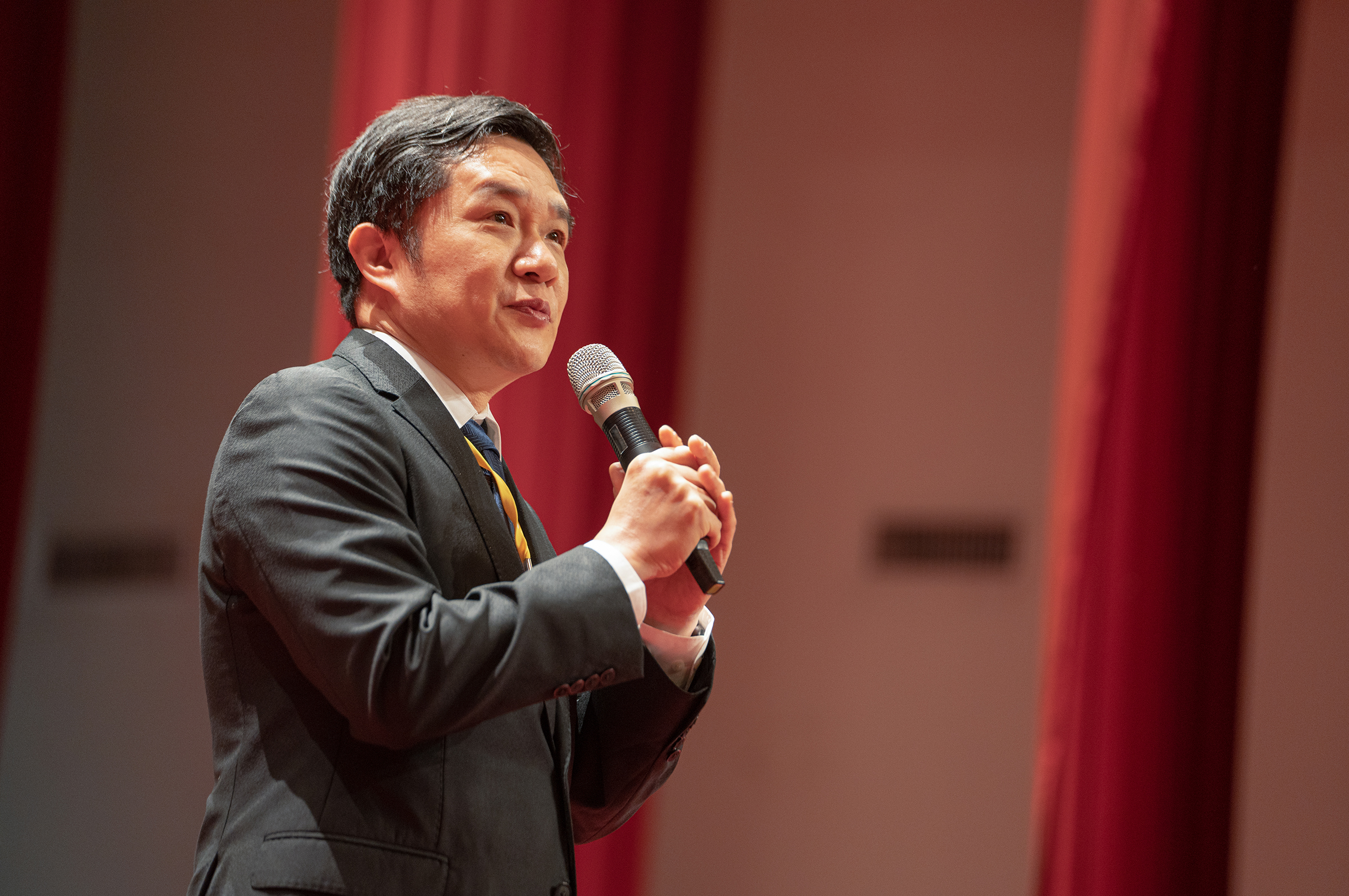 中央大學許秉瑜副校長於開幕致詞表示,讓「公益」的理念得到宣傳,讓愛心能被看見。照片公益傳播中心提供