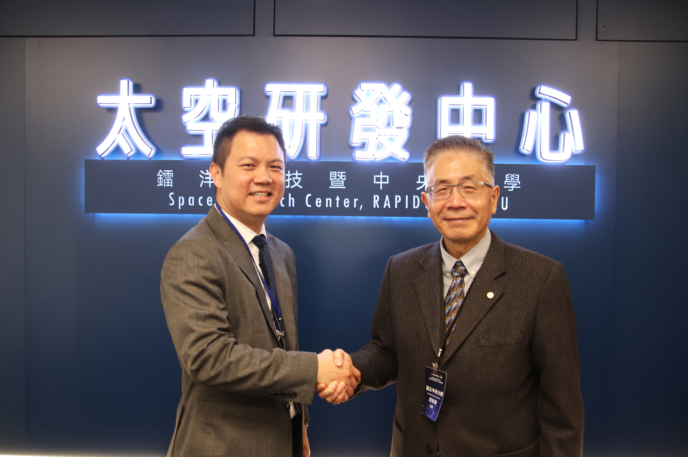 中央大學周景揚校長（右）與鐳洋科技董事長王奕翔（左）宣布於桃園青埔宣布成立太空研發中心，為深化台灣立方衛星產業鏈共同努力。陳如枝攝