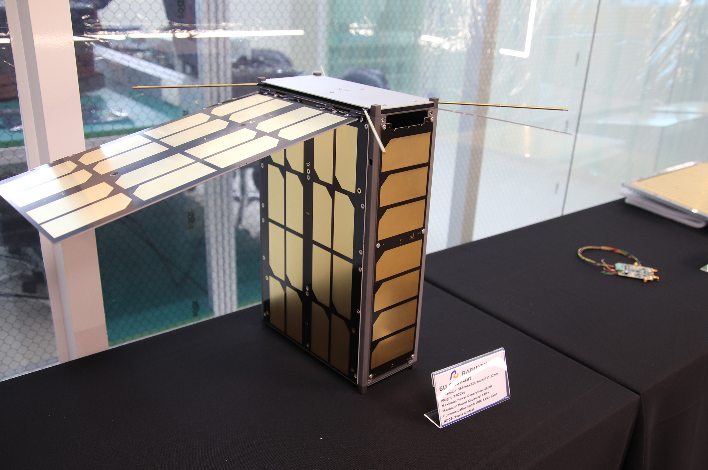 中央大學太空科學與科技研究中心展示6U衛星模型，展現太空研發實力。陳如枝攝