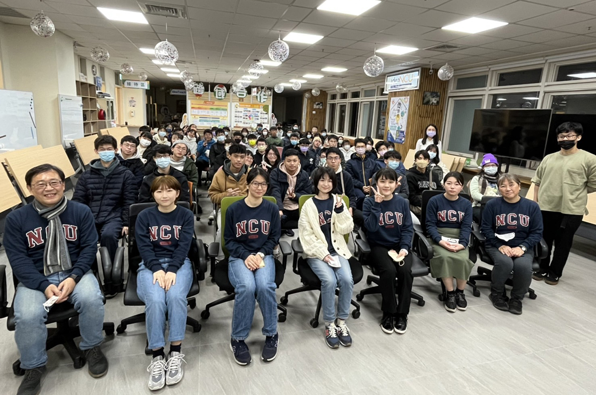 教發中心張午龍主任(左一)及鹿兒島大學師生和參與交流會的同學們開心合影。照片教發中心提供