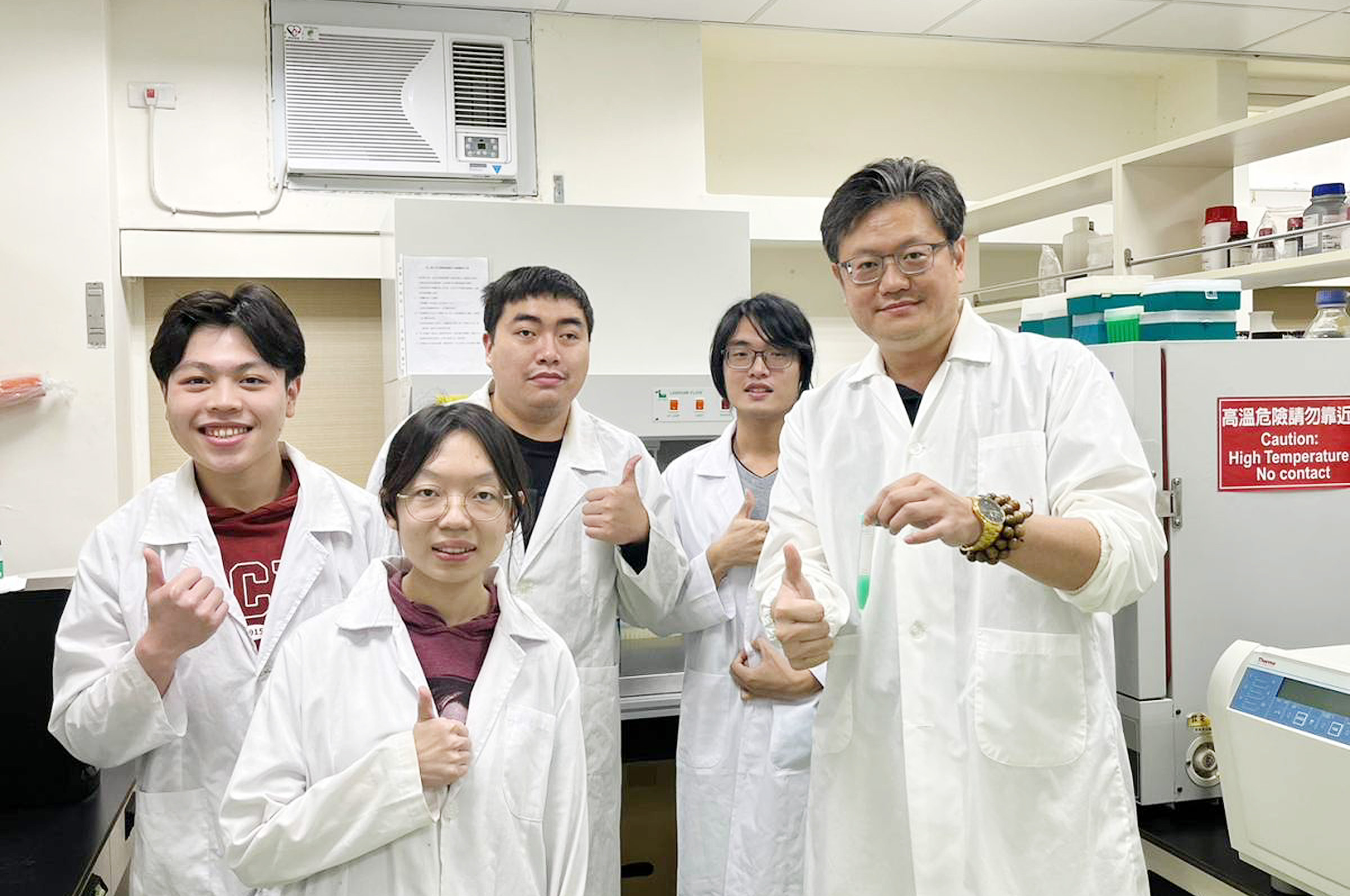 中央大學李宇翔教授團隊成功開發出新一代奈米複合藥物製劑，為大腸癌提供有效的光-免疫療法，成果刊於國際期刊《化學工程期刊 Chemical Engineering Journal》。照片生醫糸提供