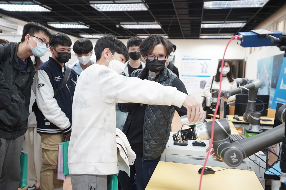 學生參觀機械系的機器人教學訓練中心idea Men,感受先進的工業儀器設備。照片招生組提供