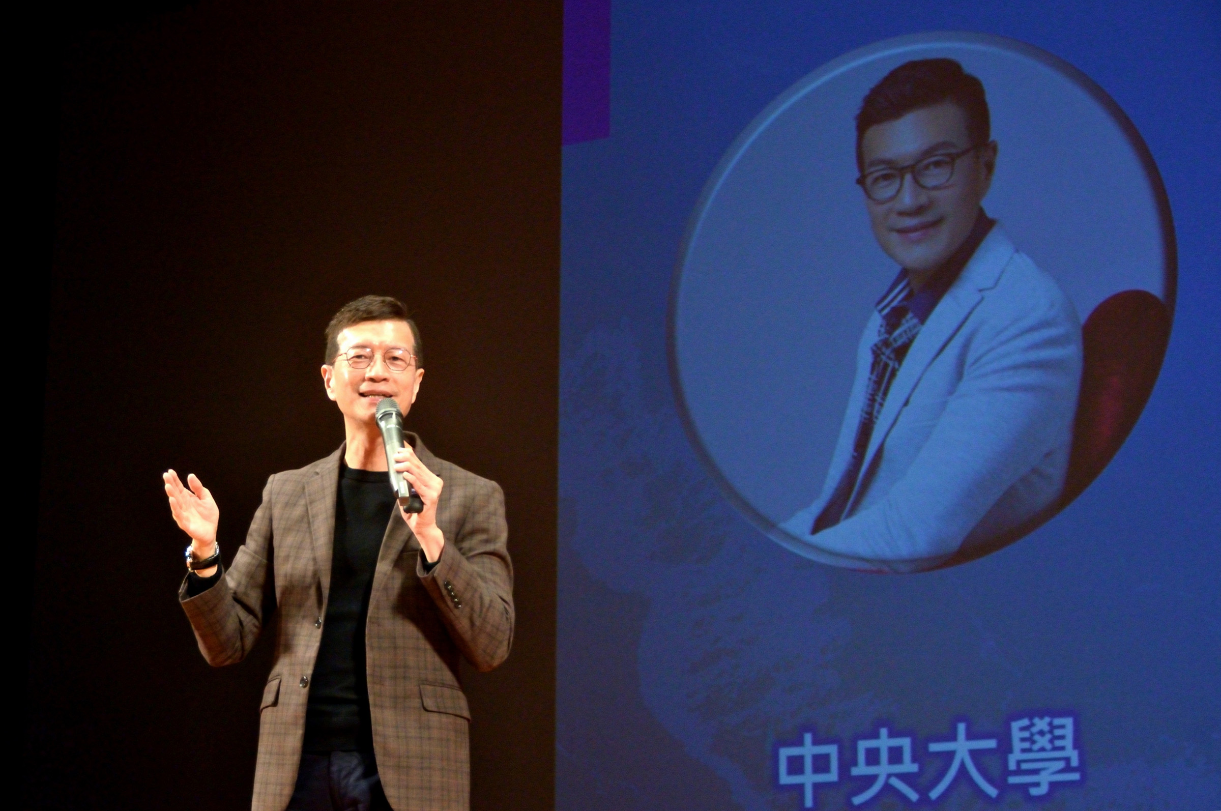 暢銷作家吳若權在中央大學週會演講,鼓勵學子學習解除限制性的信念,學會無條件的愛自己。梁恩維攝