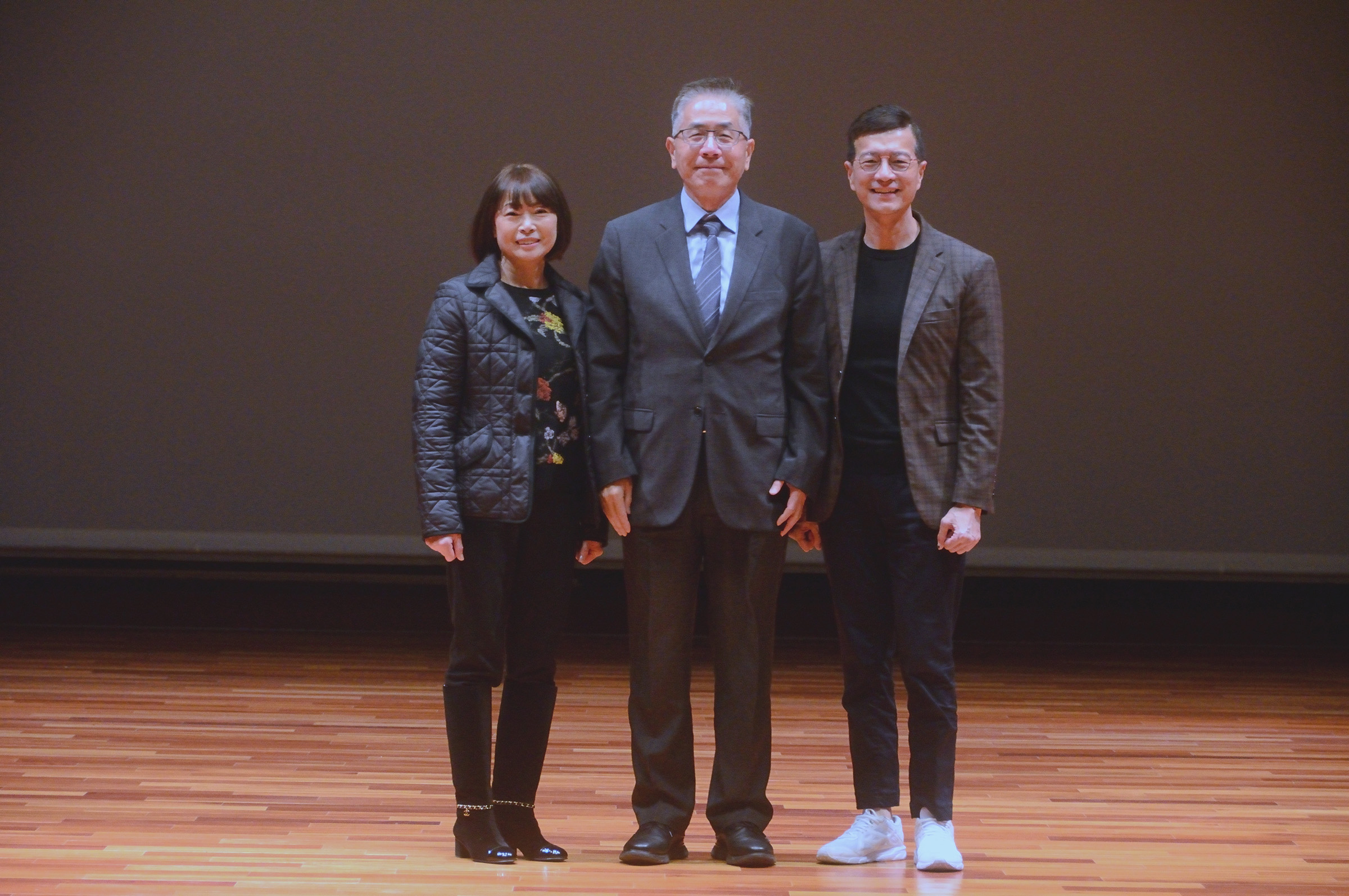 中央大學周景揚校長(中)感謝作家吳若權(右)的演講,並感謝中大社區聯誼會黃秋庭(左)的牽成贊助。梁恩維攝
