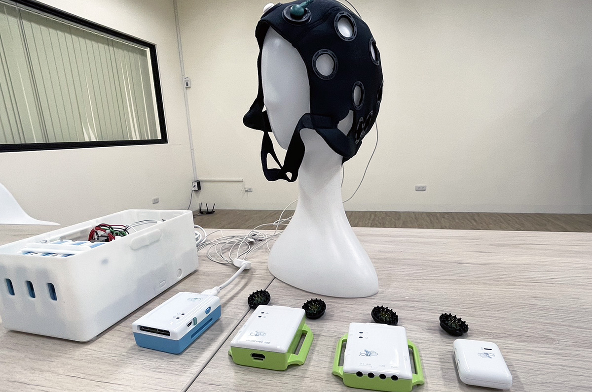 電機系徐國鎧教授和李柏磊教授開發新一代腦波機，短小輕薄，並可同步「偵測」與「治療」。陳如枝攝