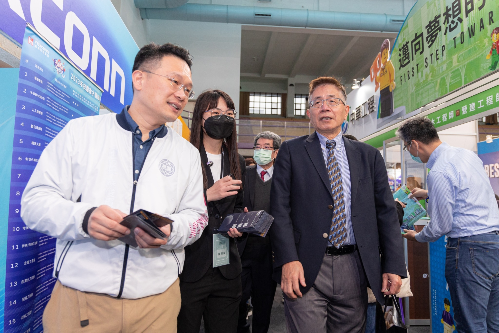 中央大學企業博覽會，校園徵才學生團隊執行長陳珊汝同學（中）向桃園副市長蘇俊賓（左）和中央大學周景揚校長（右）解說企業參展情形。許嘉峻攝