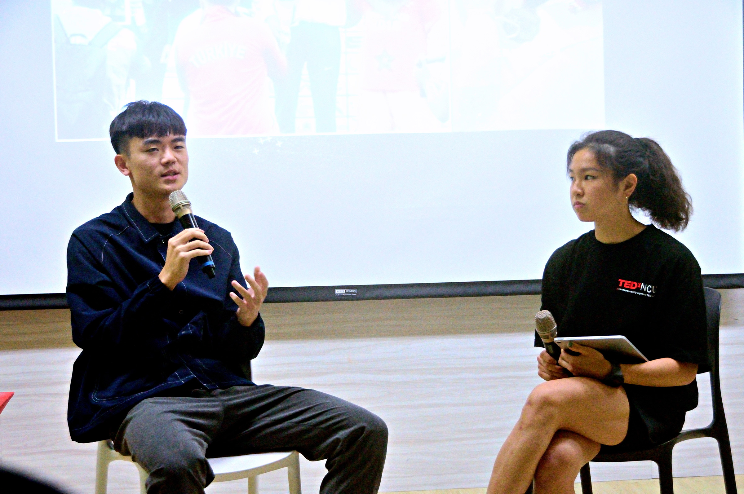 TED x NCU團隊邀請電機系鄭詠仁同學分享「運動員的另一種思維」,右為主持人為中大女籃球員陳芊羽。梁恩維攝
