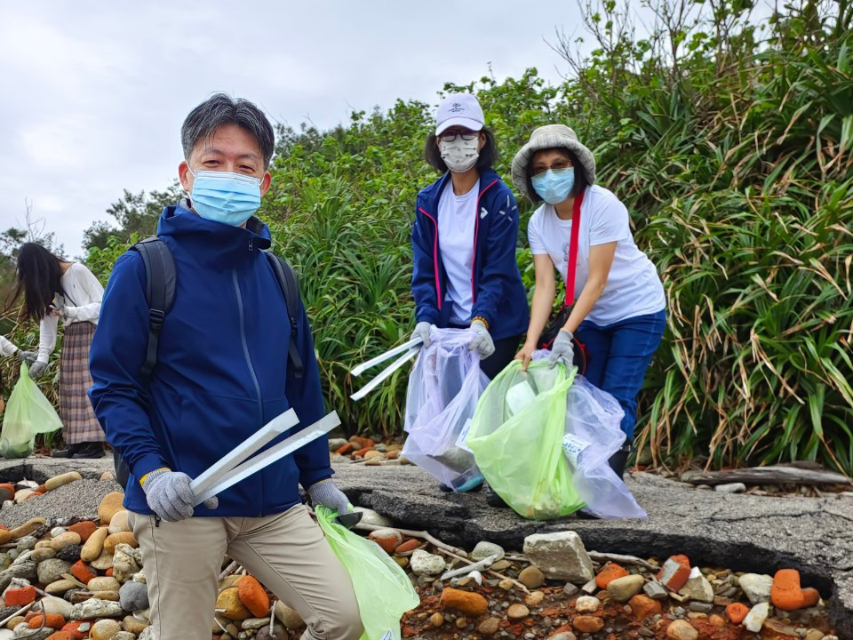 中央大學總務長楊智斌（左）響應淨灘活動，帶領教職員工一同維護海洋環境。劉孔群攝
