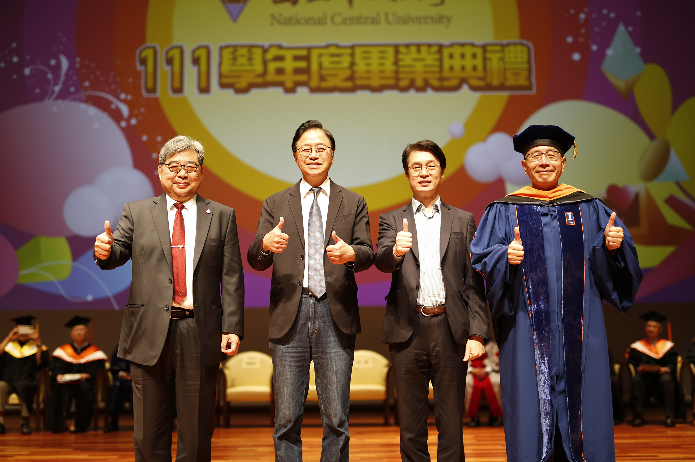 中央大學111學年度畢業典禮，校長和貴賓給予祝福勉勵。照片右至左：中央大學周景揚校長、穩懋半導體公司副董事長兼副總裁王郁琦、桃園市長張善政和中大校友總會理事長詹耀裕。郭時昇攝