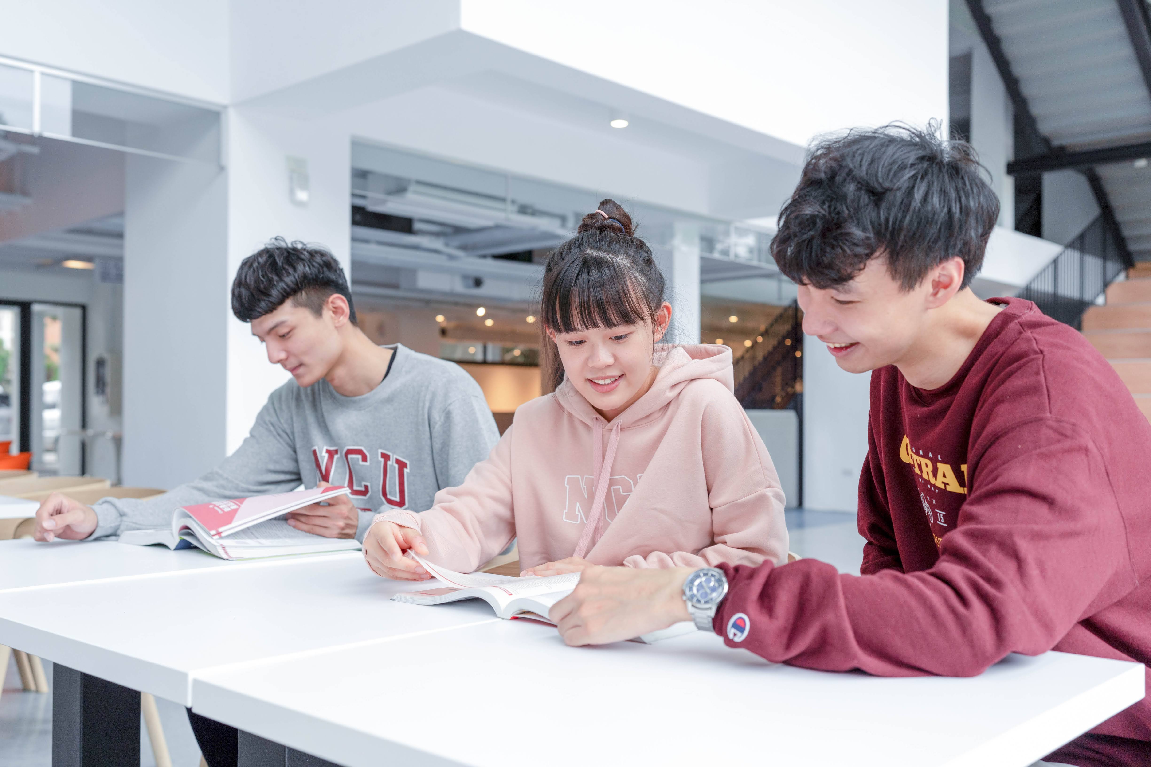 由教育部指導,中央大學執行「大學先修課程資訊平臺計畫」,根據中央大學調查發現,有高達87%的學生在大學進行多元學習,有助於自主學習能力之提升。照片秘書室提供