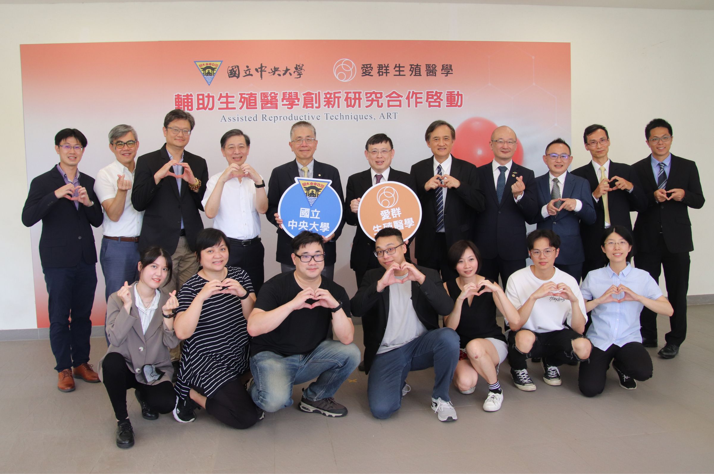 國立中央大學和愛群生殖醫學宣布攜手合作,結合雙方的強項,啟動輔助生殖醫學之創新研究。蔡沛倫攝