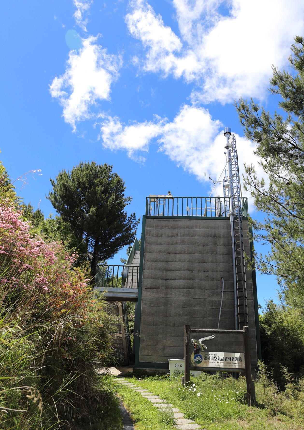 中央大學協助環保署設置的「鹿林山空氣品質背景測站」，具得天獨厚的觀測優勢，可媲美世界知名的高山測站。照片環境監測技術聯合中心提供