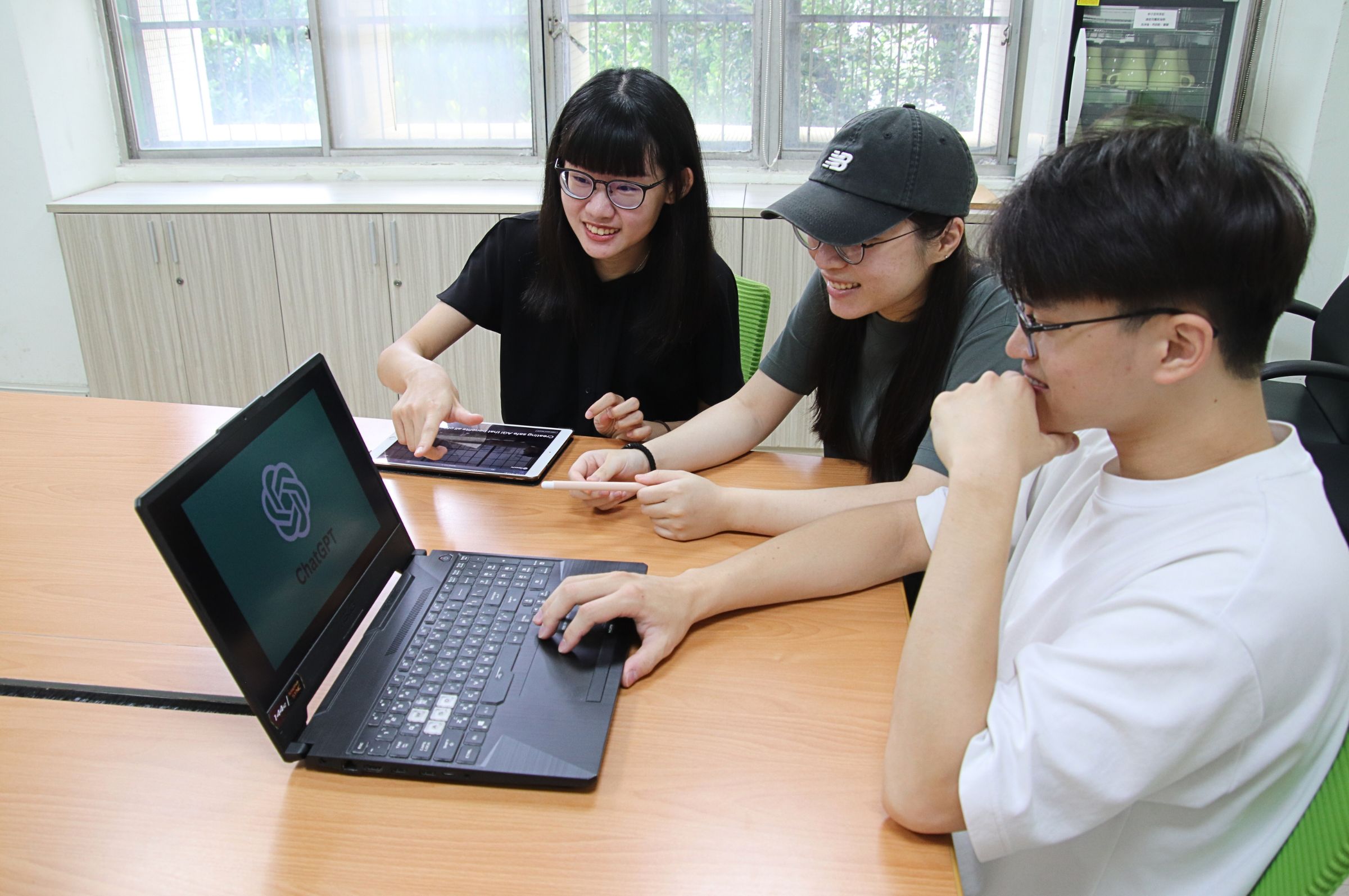 順應ChatGPT帶動生成式AI潮流,中央大學自112學年度開始課程融入ChatGPT。蔡沛倫攝