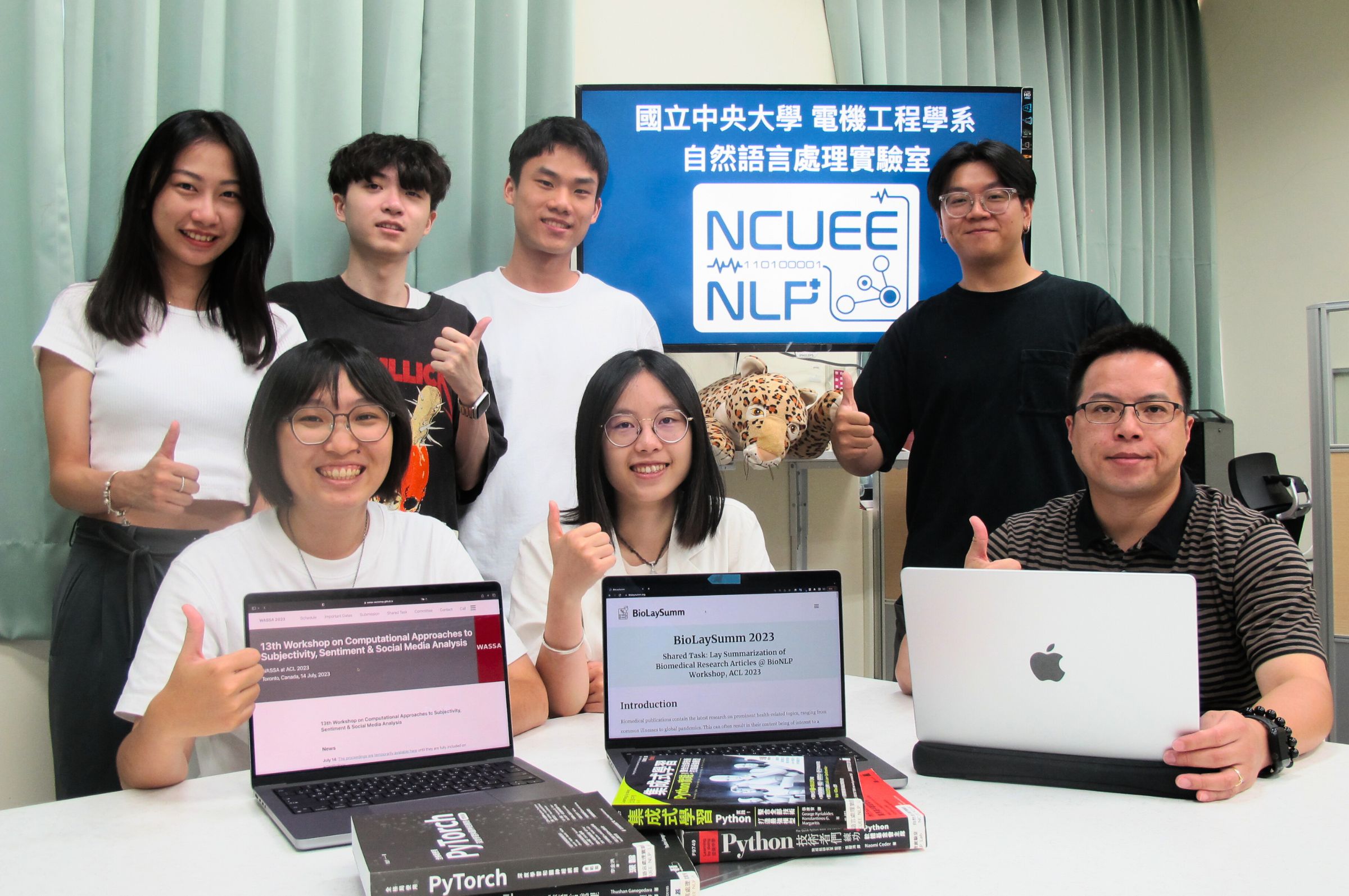 中央大學電機系團隊在多項國際競賽榮獲佳績,前排依序為中央大學電機系博士生林孜彌(左)和陳昭沂(中)以及指導老師李龍豪副教授(右)。照片電機系提供