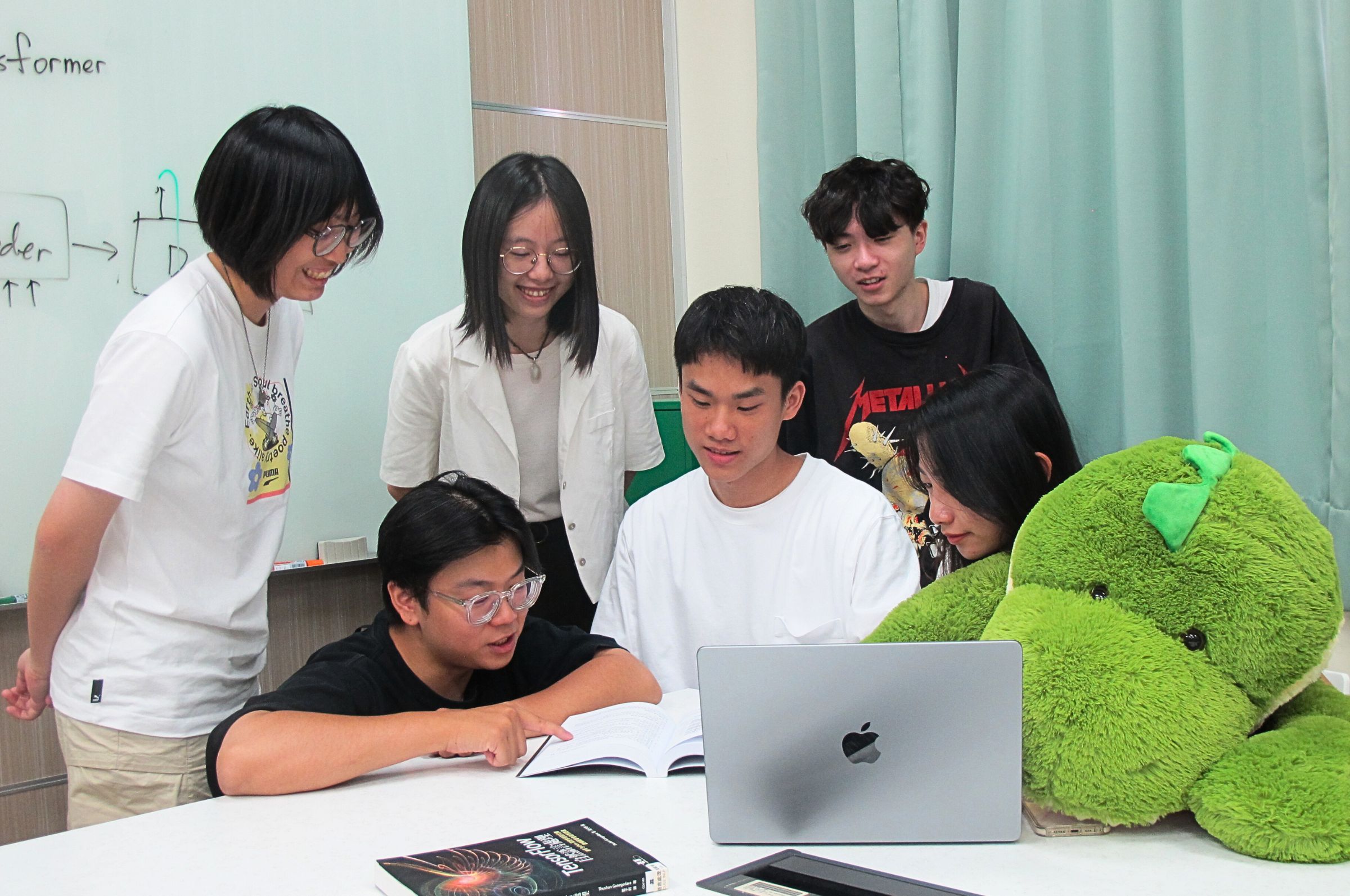 中央大學電機系團隊在多項國際競賽大放異彩,賴於紮實的教育訓練和良好的團隊合作。照片電機系提供