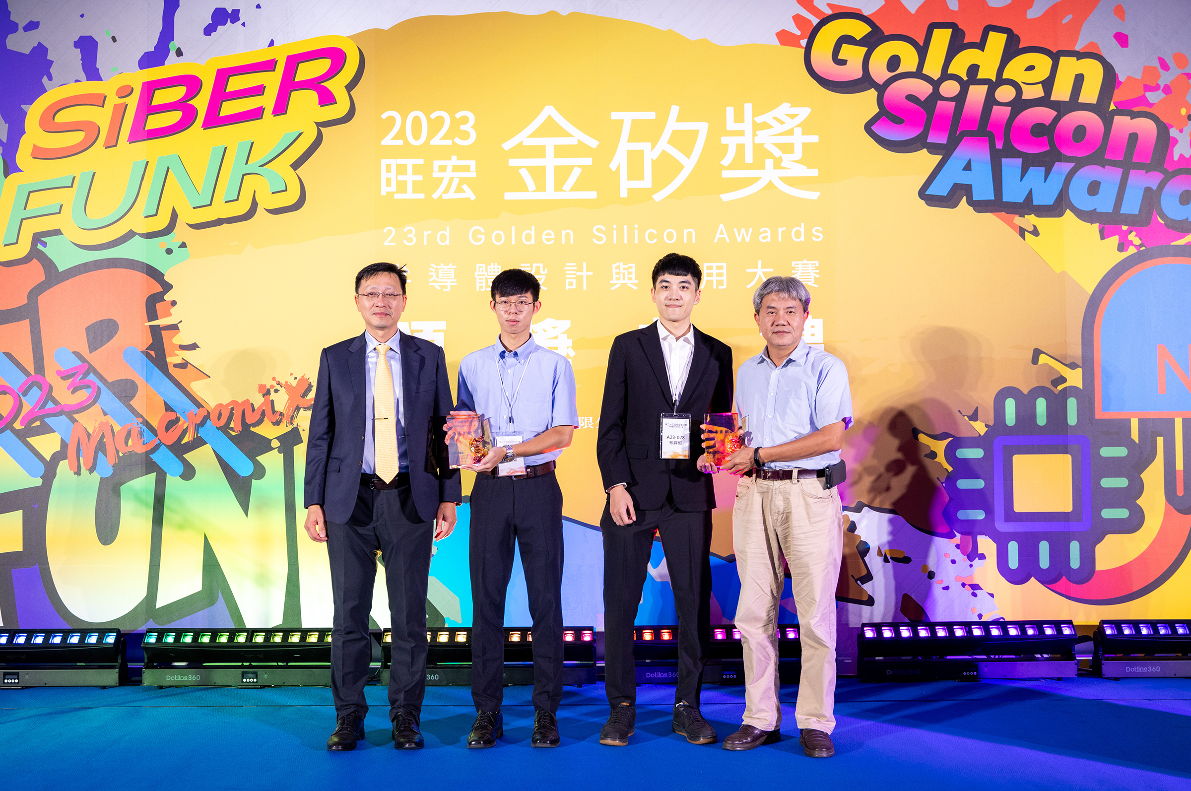 中央大學電機系李俊霖（左）和林羿恒（右）上台受獎。照片旺宏電子提供