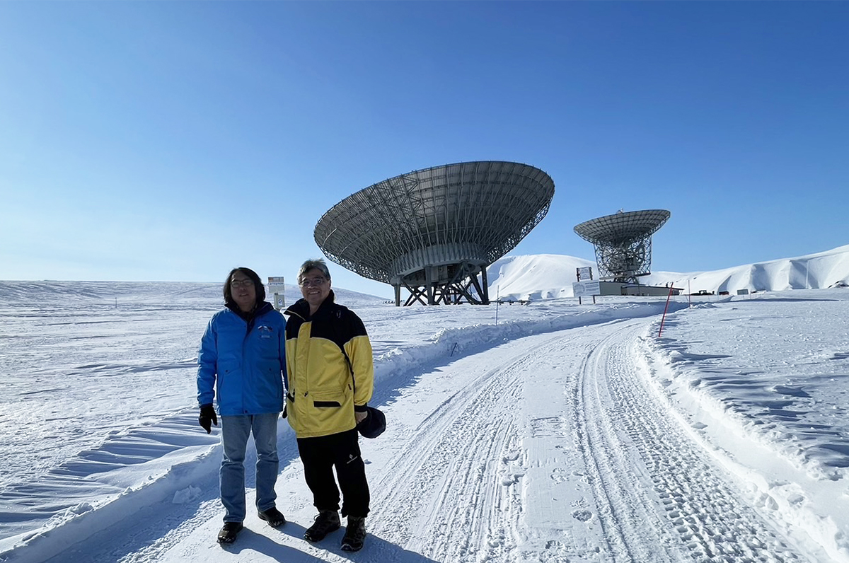 中央大學科學團隊參觀挪威 EISCAT在斯瓦爾巴群島設置的雷達系統，希望有機會強化國際合作的橋樑。照片地科學院提供