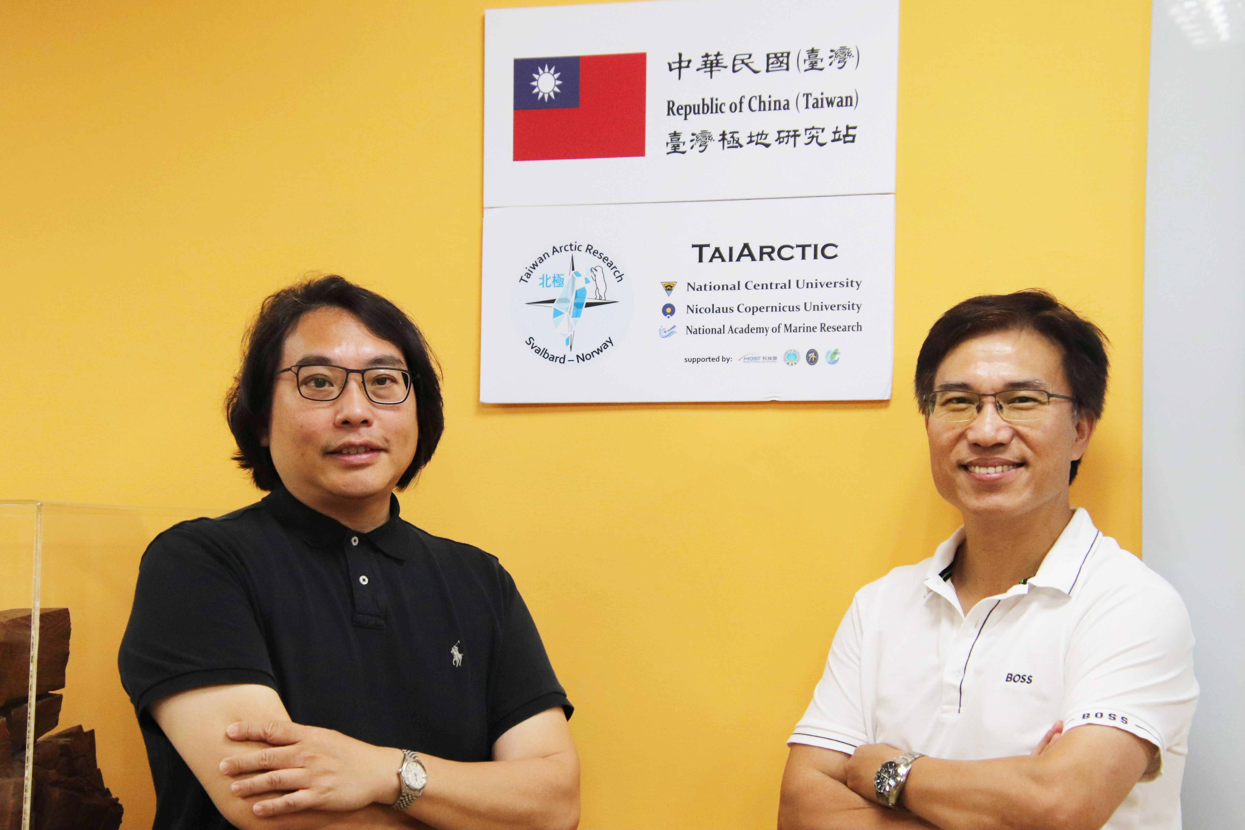 中央大學在跨足北極圈三年研究之後，正式成立「台灣極地研究中心」（Taiwan Polar Institute）。右為首任中心主任倪春發教授，左為副主任錢樺教授。林彥岑攝