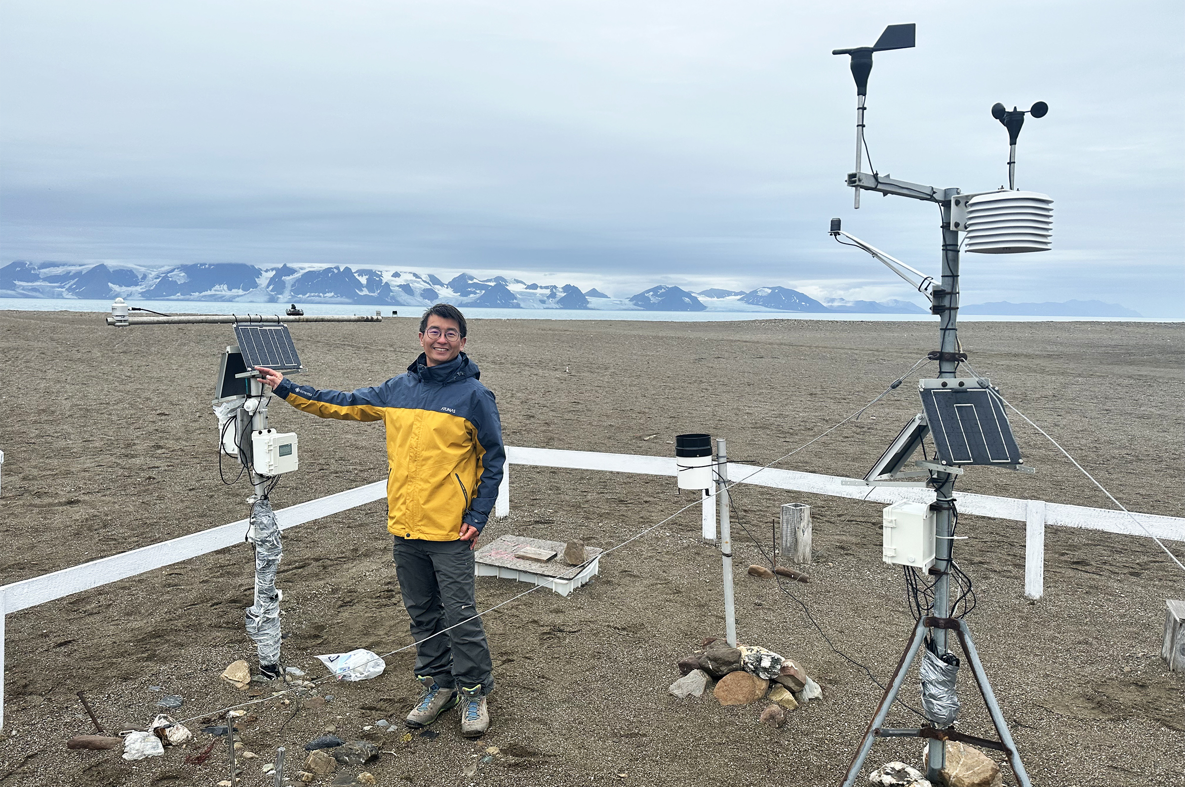 中央大學大氣系王聖翔教授在波蘭Koffioyra測站架設新型氣象觀測儀器，觀測北極第一手資料。照片地科學院提供