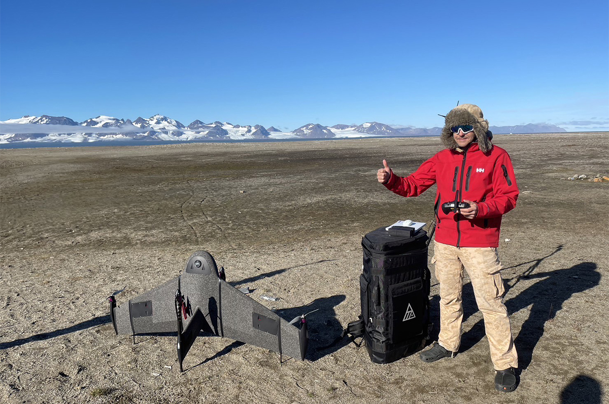 ，張文和助理教授則利用無人機進行測繪工作，研究歷年來北極冰川消融的變化